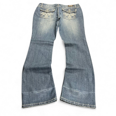 TWC Vintage Damen Y2K Bootcut Jeans in Blau mit bestickten Gesäßtaschen und ausgestelltem Bein