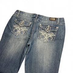 TWC Vintage Damen Y2K Bootcut Jeans in Blau mit aufwendiger Stickerei und Strasssteinen auf den Gesäßtaschen