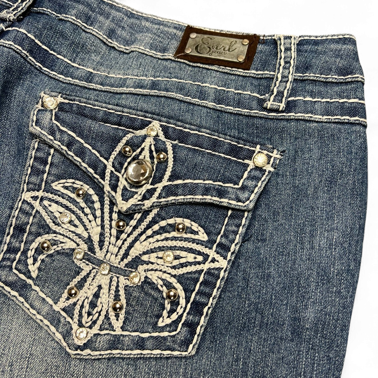 TWC Vintage Y2K Bootcut Jeans in blauem Denim mit aufwendiger Stickerei, Strasssteinen und Nieten an der Gesäßtasche