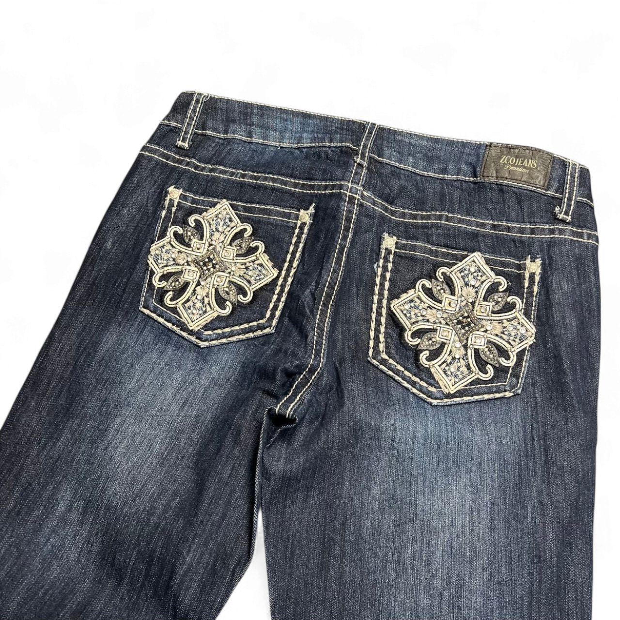 TWC Vintage Damen Y2K Jeans in Dunkelblau mit auffälligen Kreuz-Stickereien und Strasssteinen auf den Gesäßtaschen