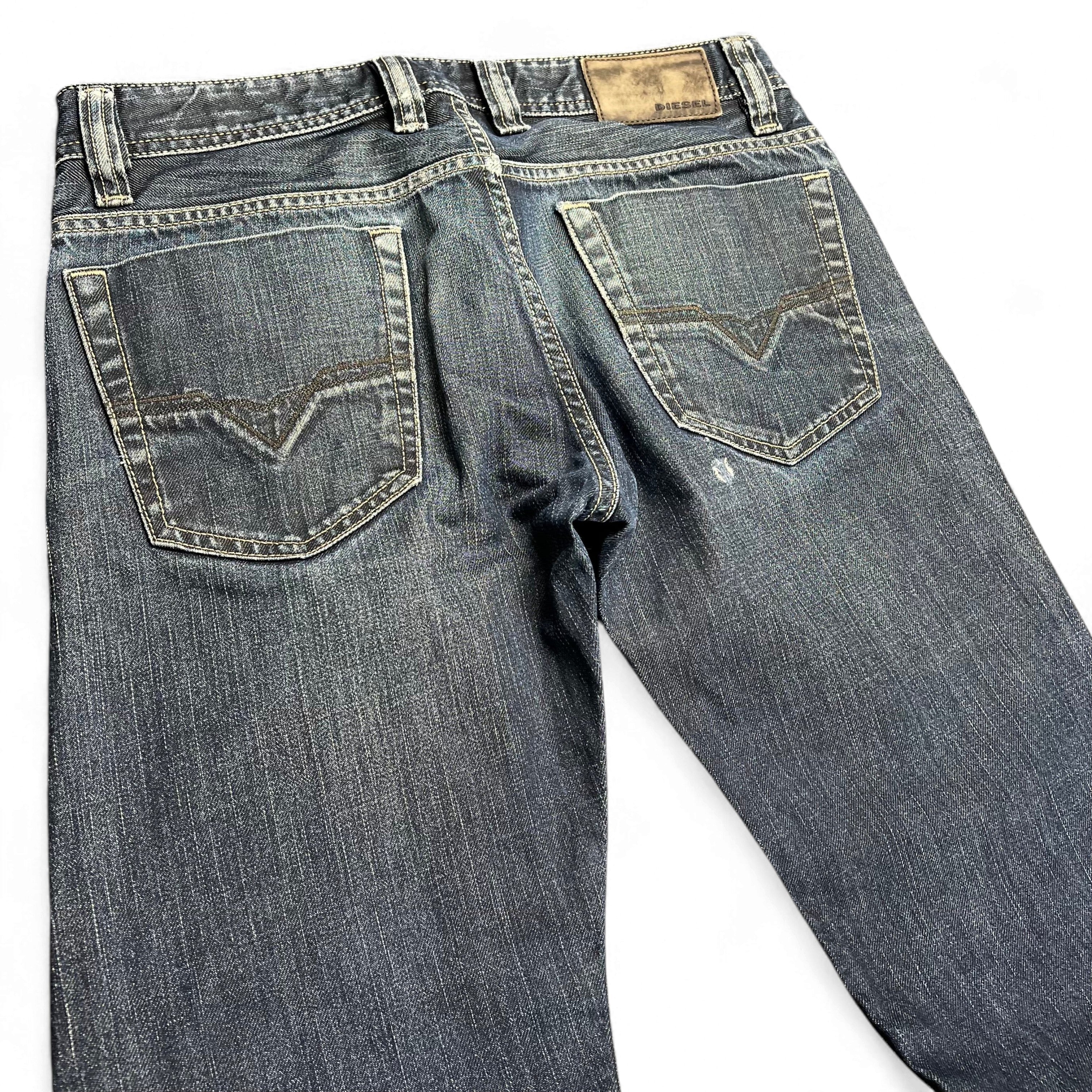 TWC Vintage Diesel Viker-R-Box Straight Jeans in dunkelblauem Denim mit markanten Gesäßtaschen und Lederpatch