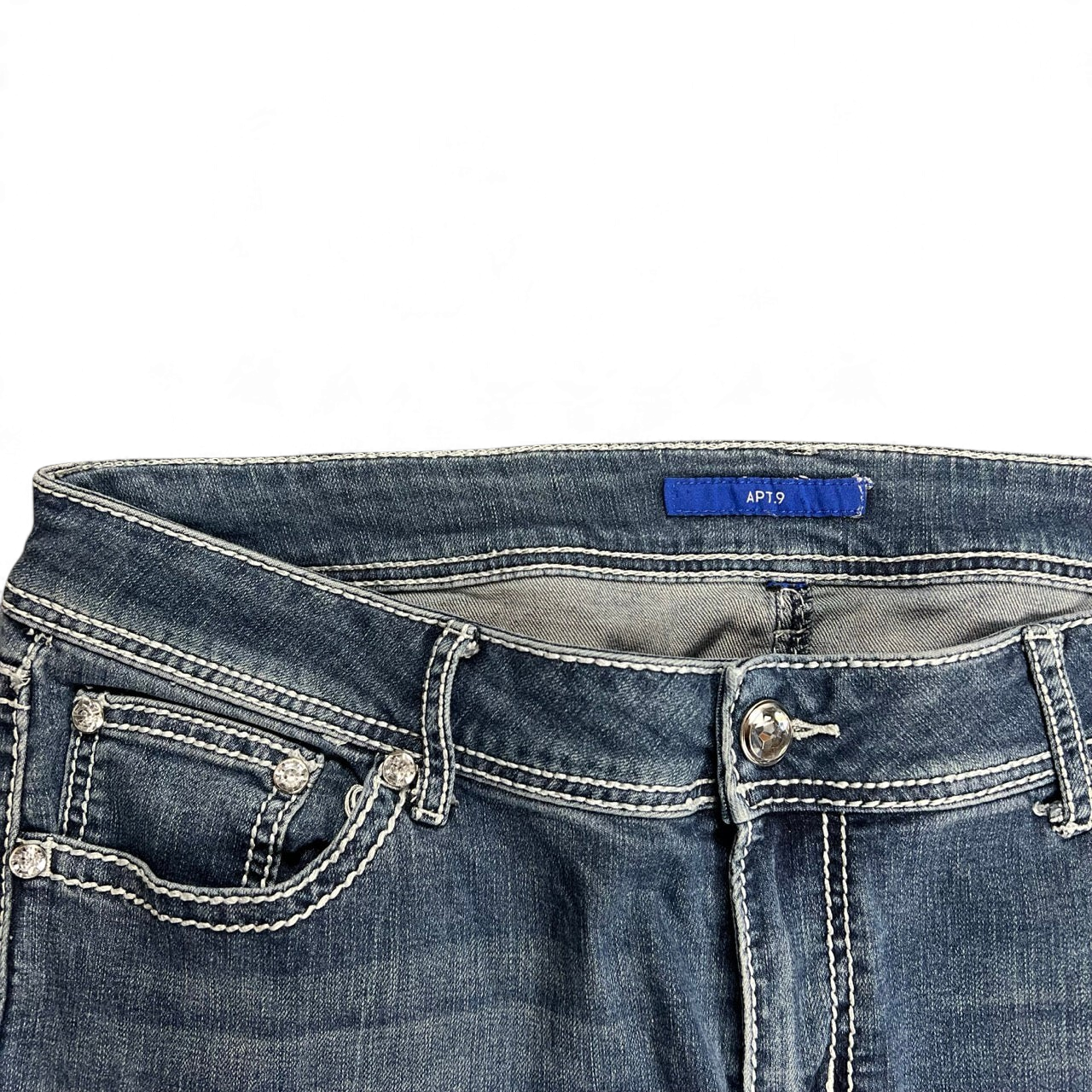TWC Vintage Damen Y2K Bootcut Jeans in Dunkelblau mit auffälligen hellen Ziernähten und silbernen Nieten