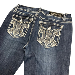 TWC Vintage Damen Y2K Bootcut Jeans in Dunkelblau mit verzierten Gesäßtaschen, Strasssteinen und Stickereien.