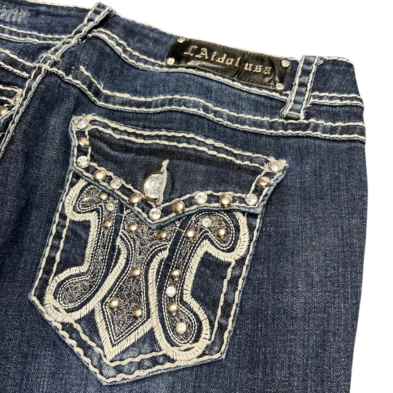 TWC Vintage Damen Y2K Bootcut Jeans in Dunkelblau mit aufwendigen Stickereien und Strasssteinen an der Gesäßtasche
