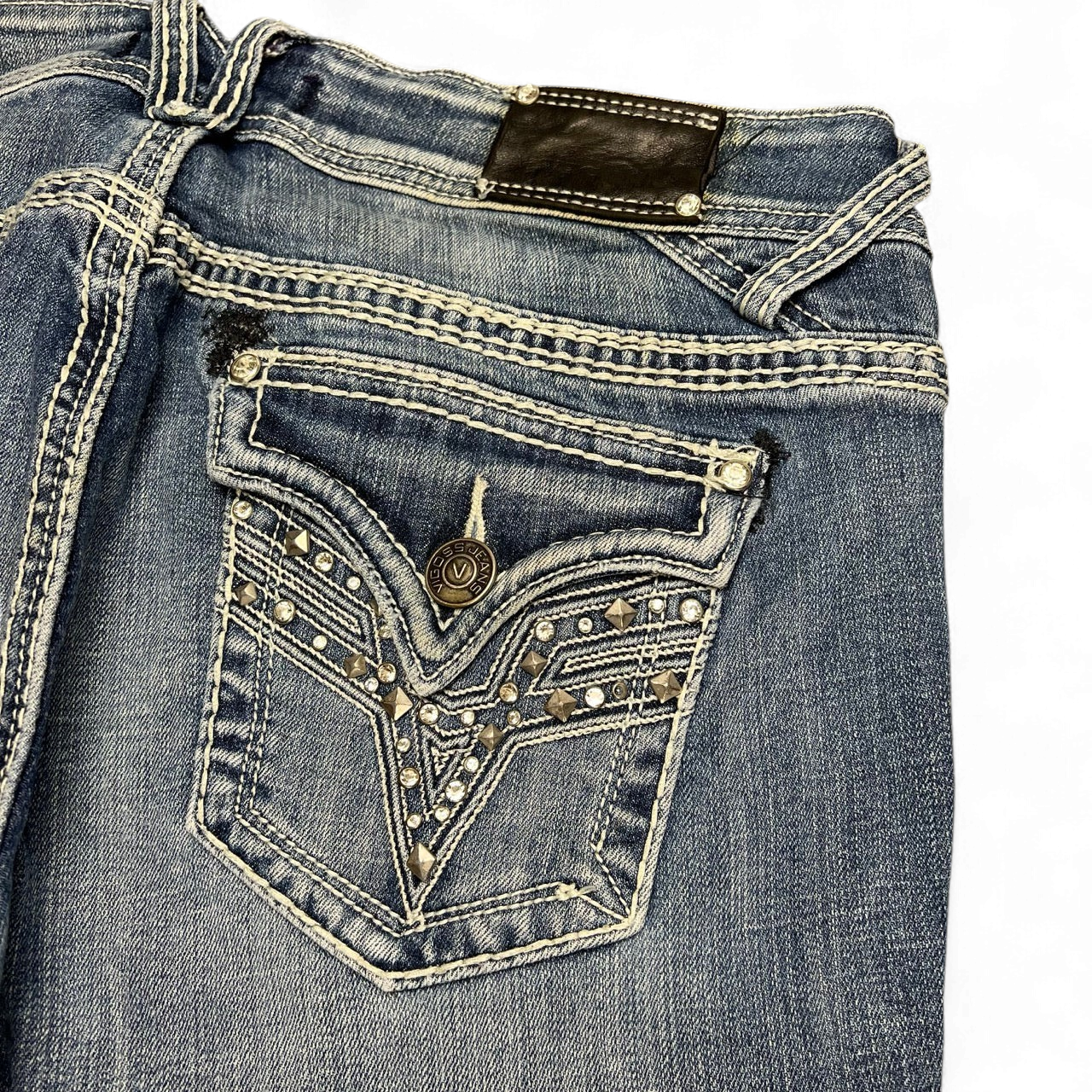 TWC Vintage Damen Y2K Bootcut Jeans in Blau mit verzierten Gesäßtaschen, Nieten und Strasssteinen.