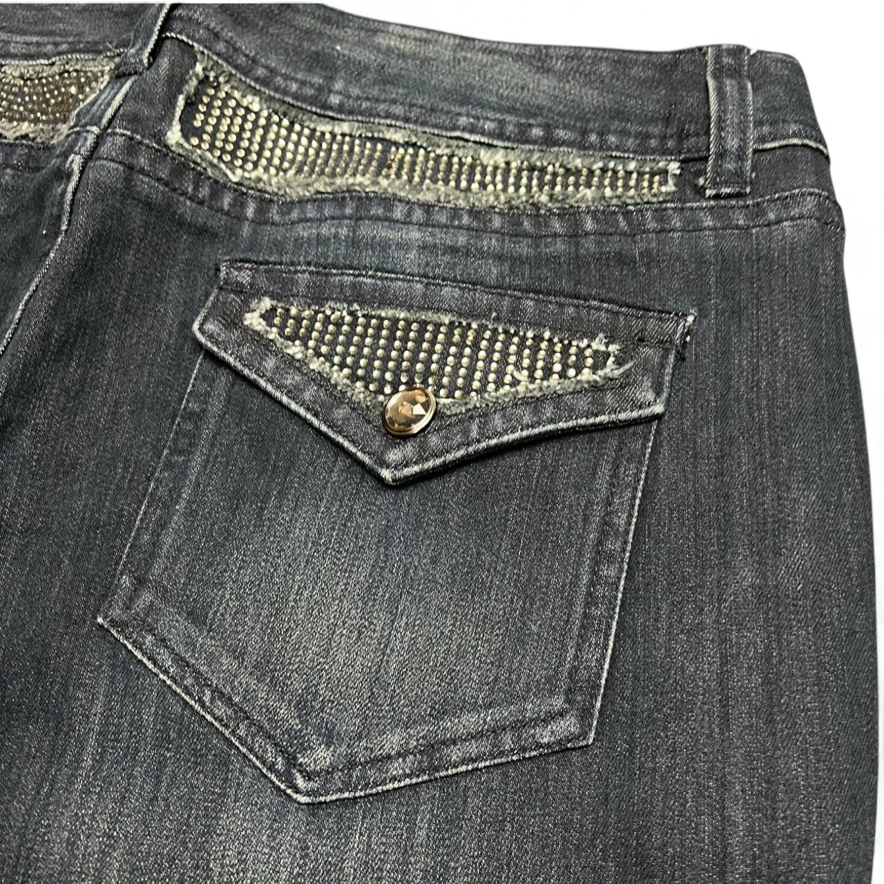 TWC Vintage Damen Y2K Bootcut Jeans in verwaschenem Schwarz mit Nietenbesatz an der Gesäßtasche und am Bund
