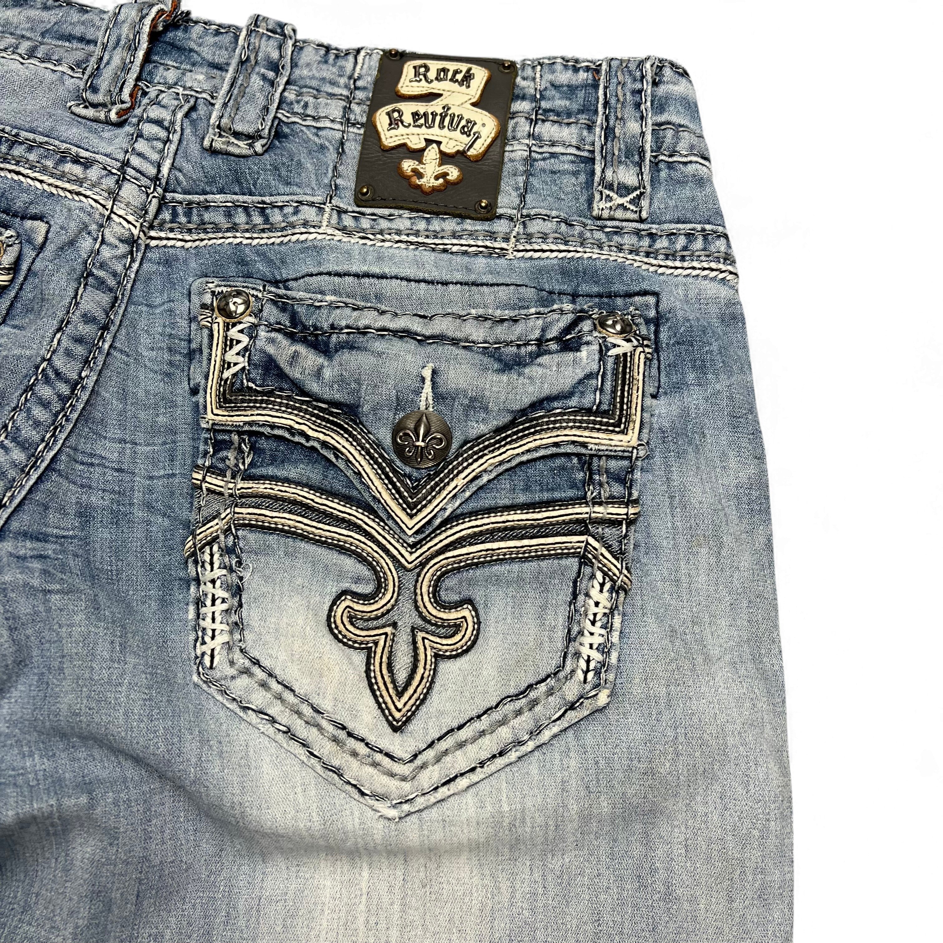 TWC Vintage Rock Revival Bootcut Jeans mit aufwendig bestickter Gesäßtasche und Leder-Patch in hellem Denim-Blau