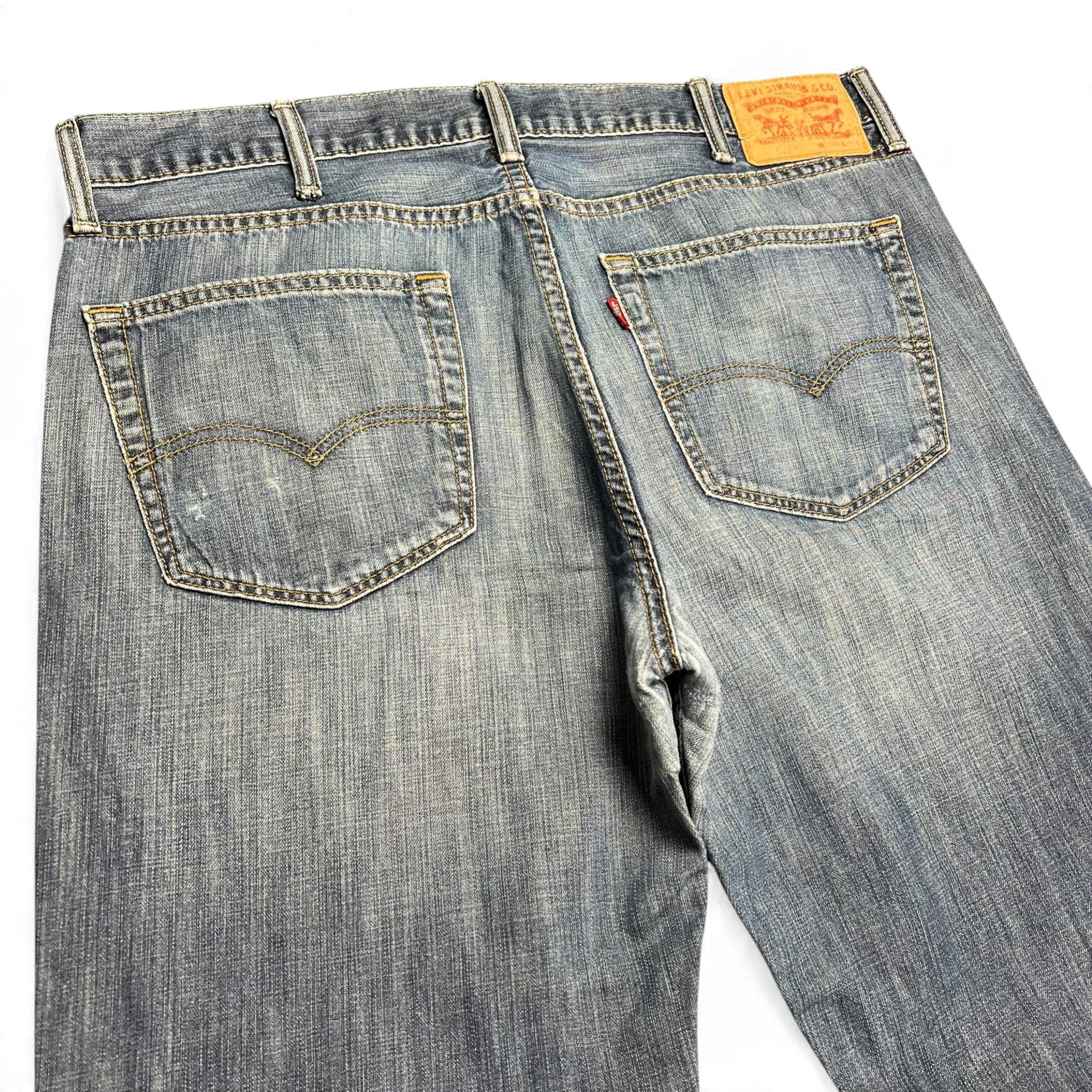 TWC Vintage Levi's 527 Bootcut Jeans in verwaschenem Blau mit klassischem Lederpatch und Gesäßtaschen