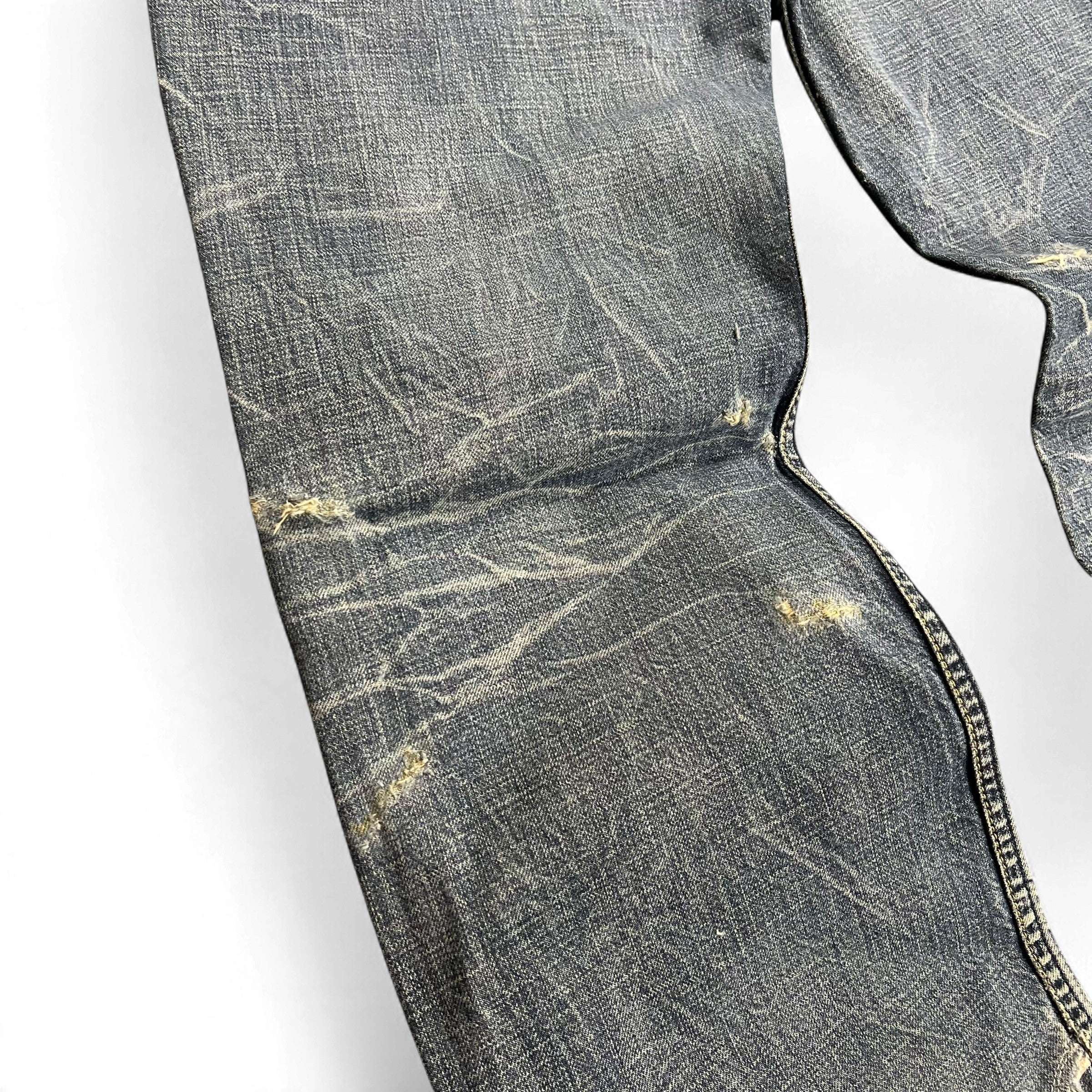 TWC Vintage Levi’s 527 Bootcut Jeans in verwaschenem Dunkelblau mit authentischen Tragespuren und Denim-Textur