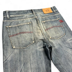 TWC Vintage Armani Jeans in verwaschenem Blau mit roter Ziernaht und Leder-Patch an der Rückseite