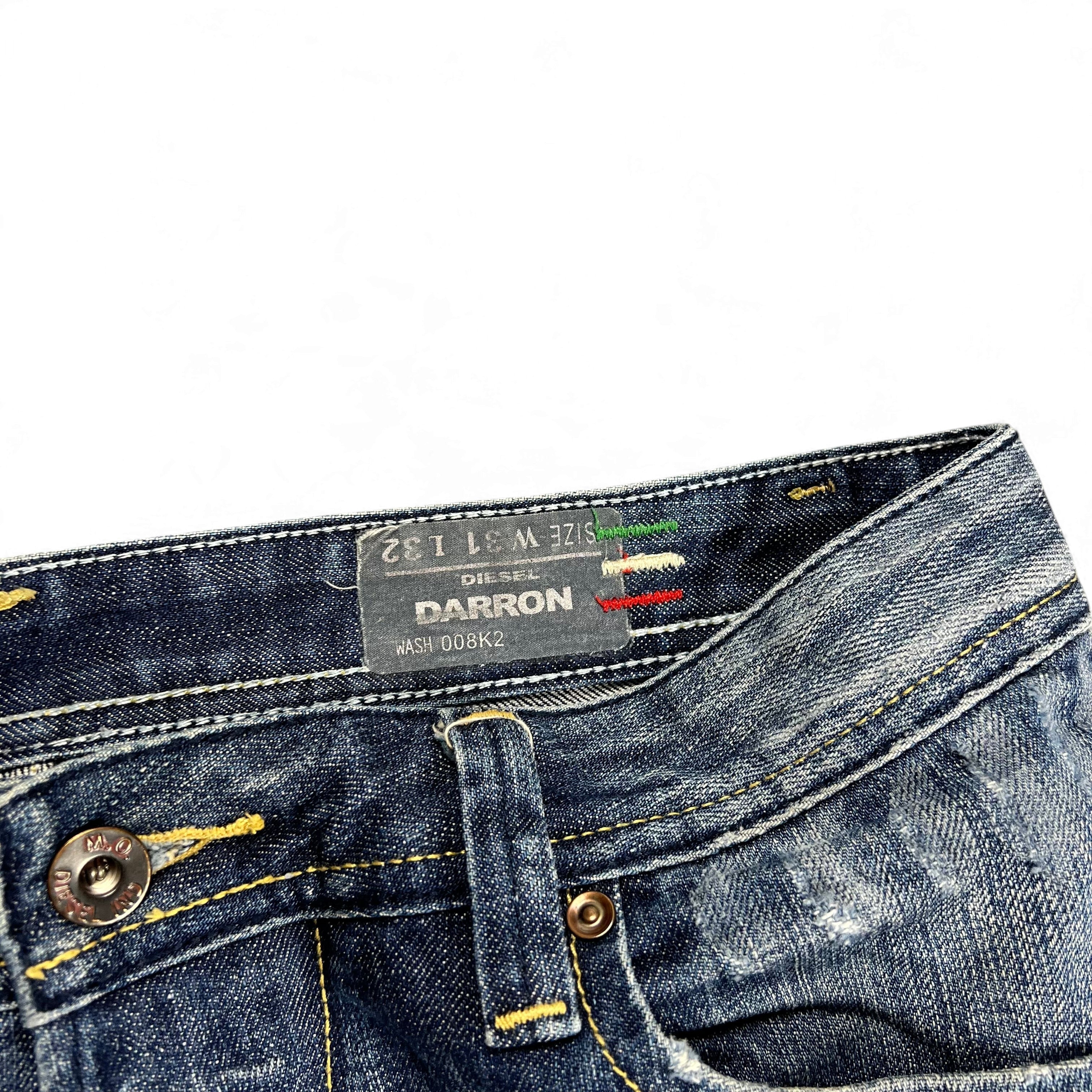 TWC Vintage Diesel Darron Straight Jeans in blauem Denim mit markantem Label-Patch und gelben Kontrastnähten