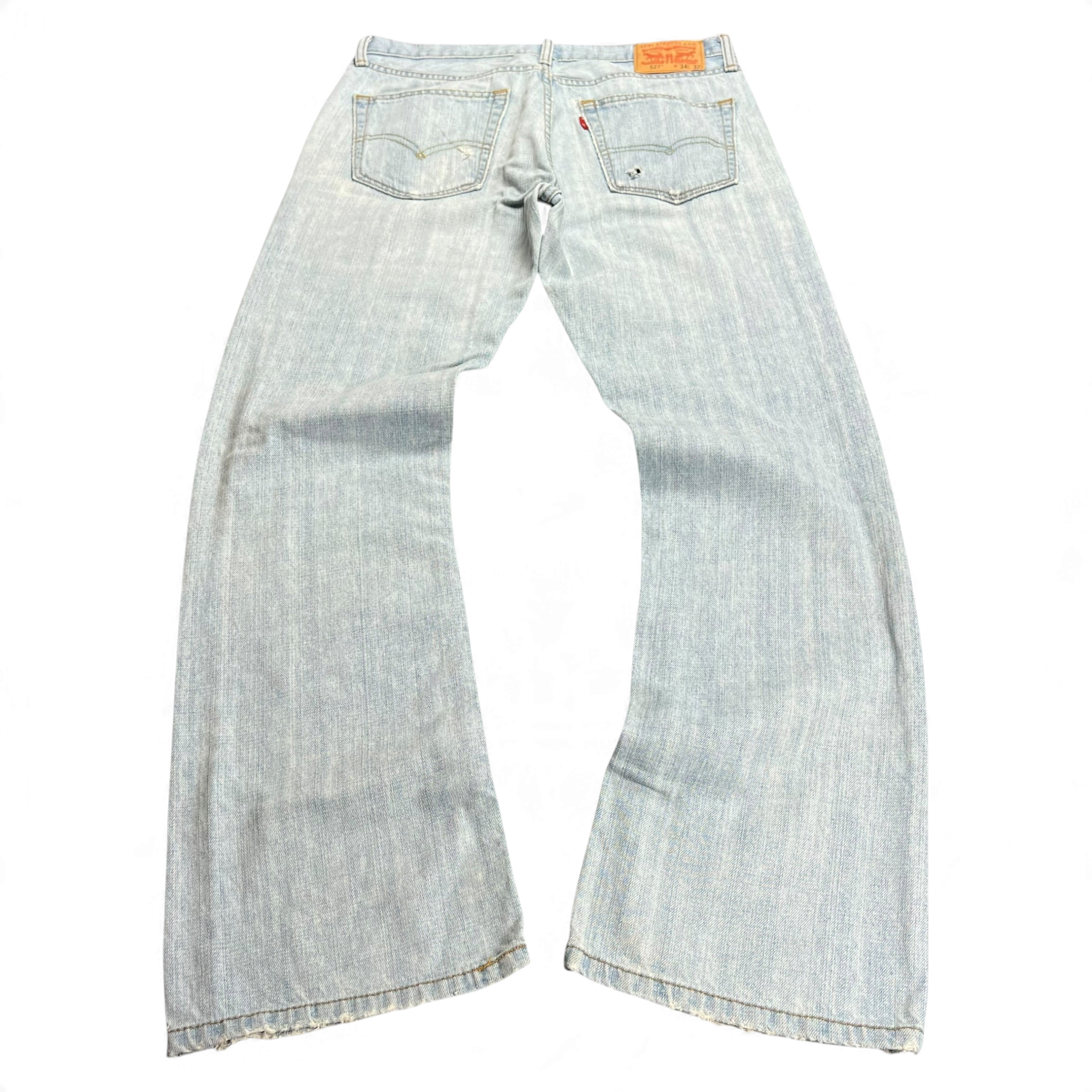TWC Vintage Levi’s 527 Bootcut Jeans in hellblauem Denim mit Used-Optik und klassischem Lederpatch auf der Rückseite