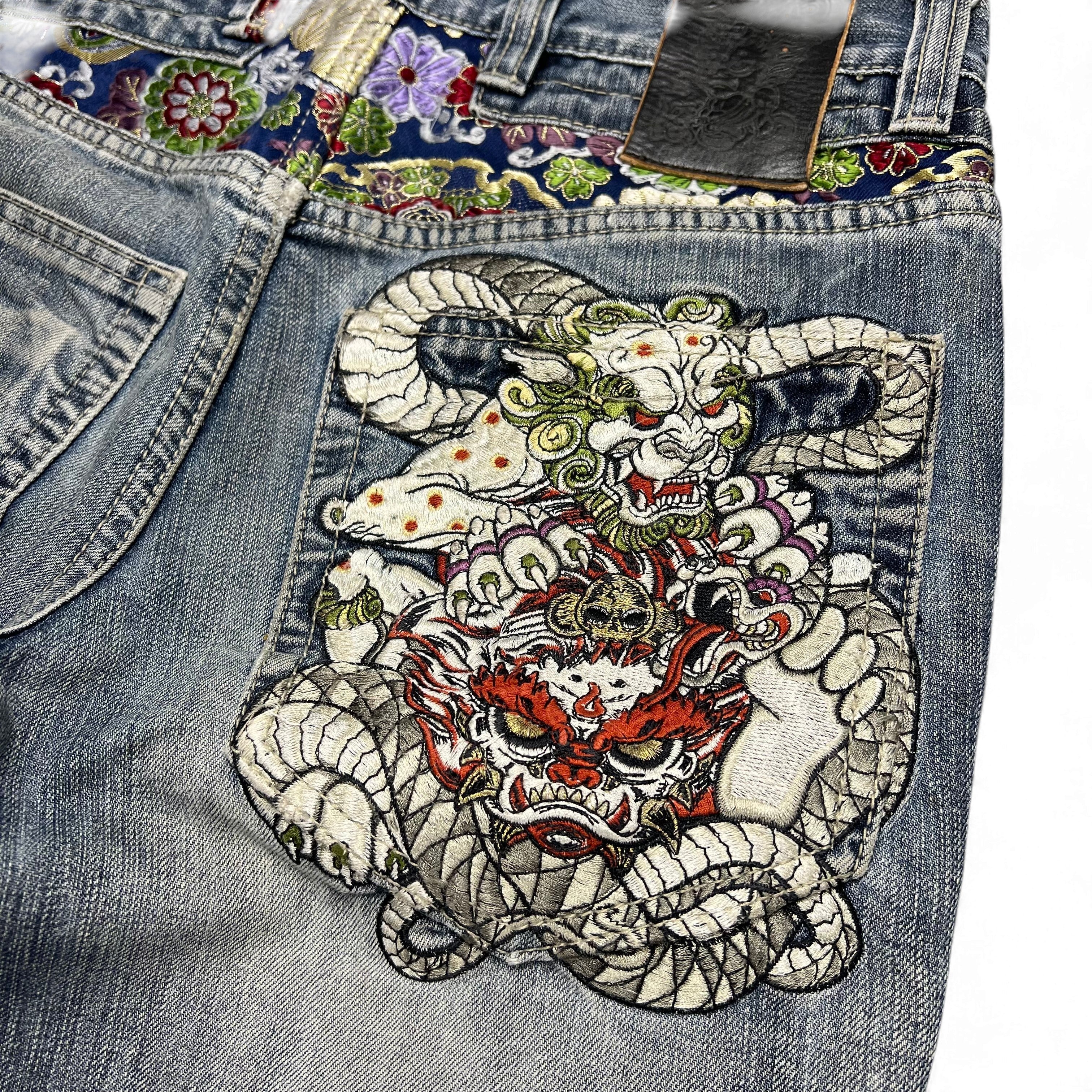 TWC Vintage Jeans mit detaillierter japanischer Jizo-Stickerei auf der Gesäßtasche und floralem Innenbund