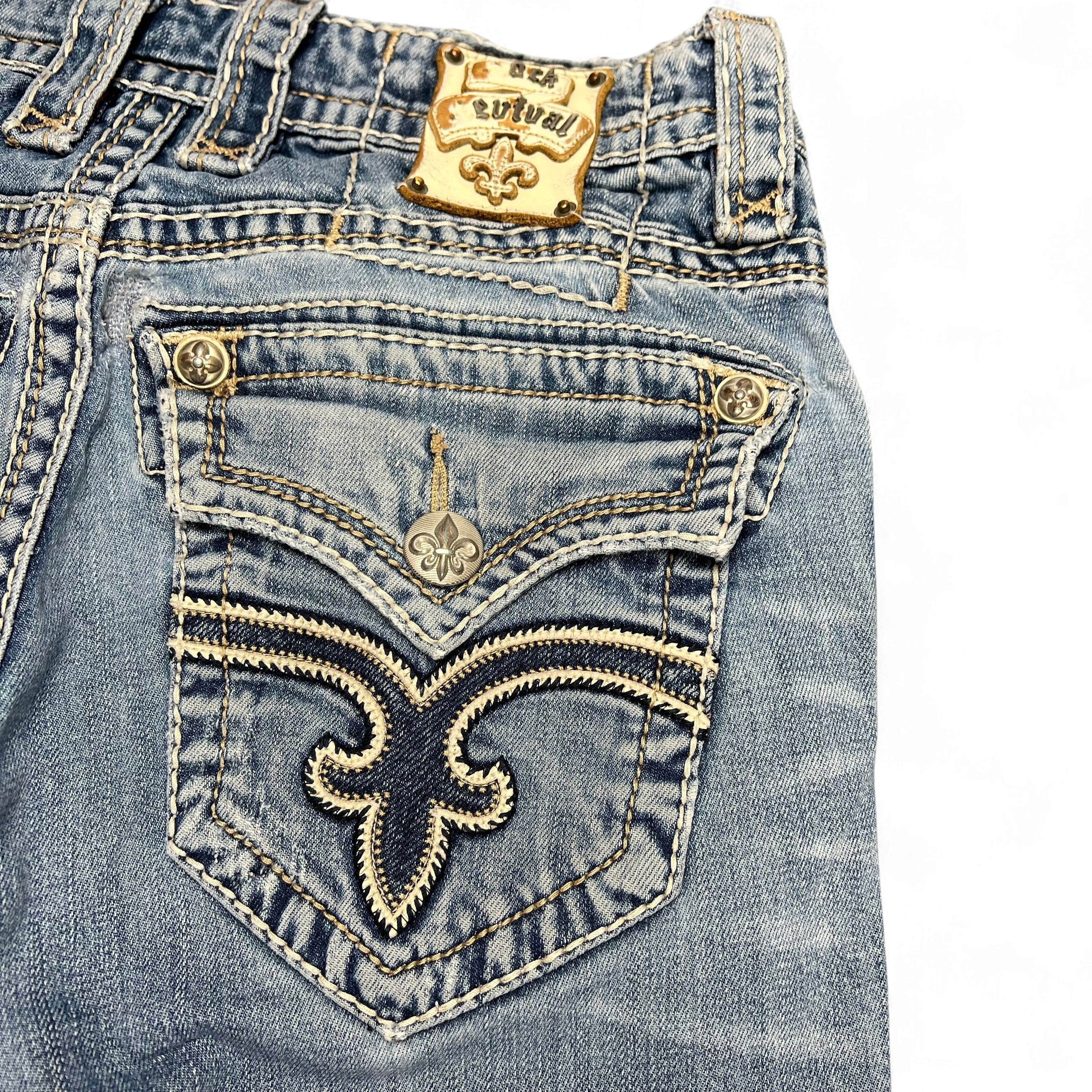 TWC Vintage Rock Revival Jeans mit blauer Waschung, aufwendigen Stickereien auf der Gesäßtasche und Metall-Logo-Patch