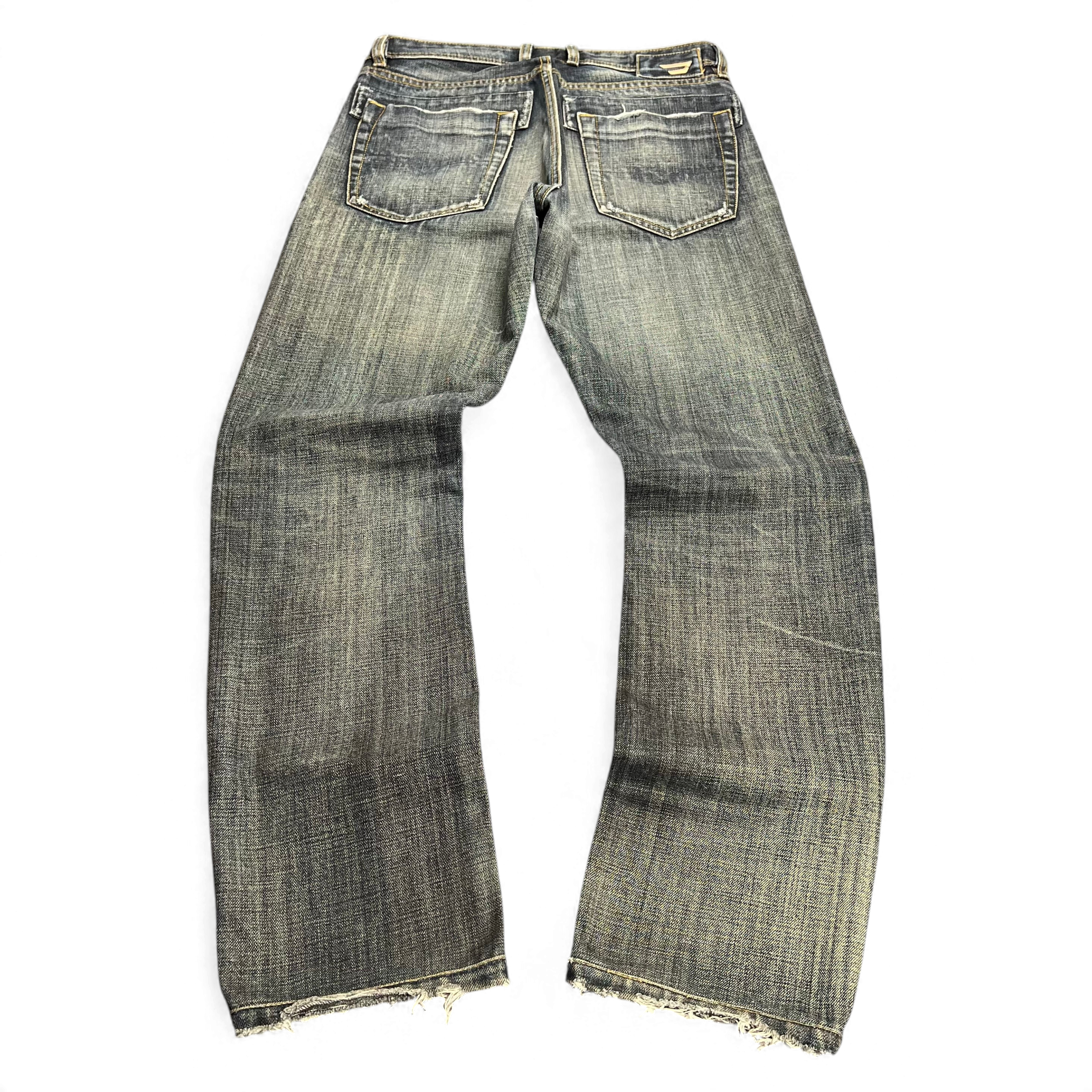 TWC Vintage Diesel Slim Jeans in verwaschenem Blau mit Distressed-Details und ausgefransten Säumen, Rückansicht