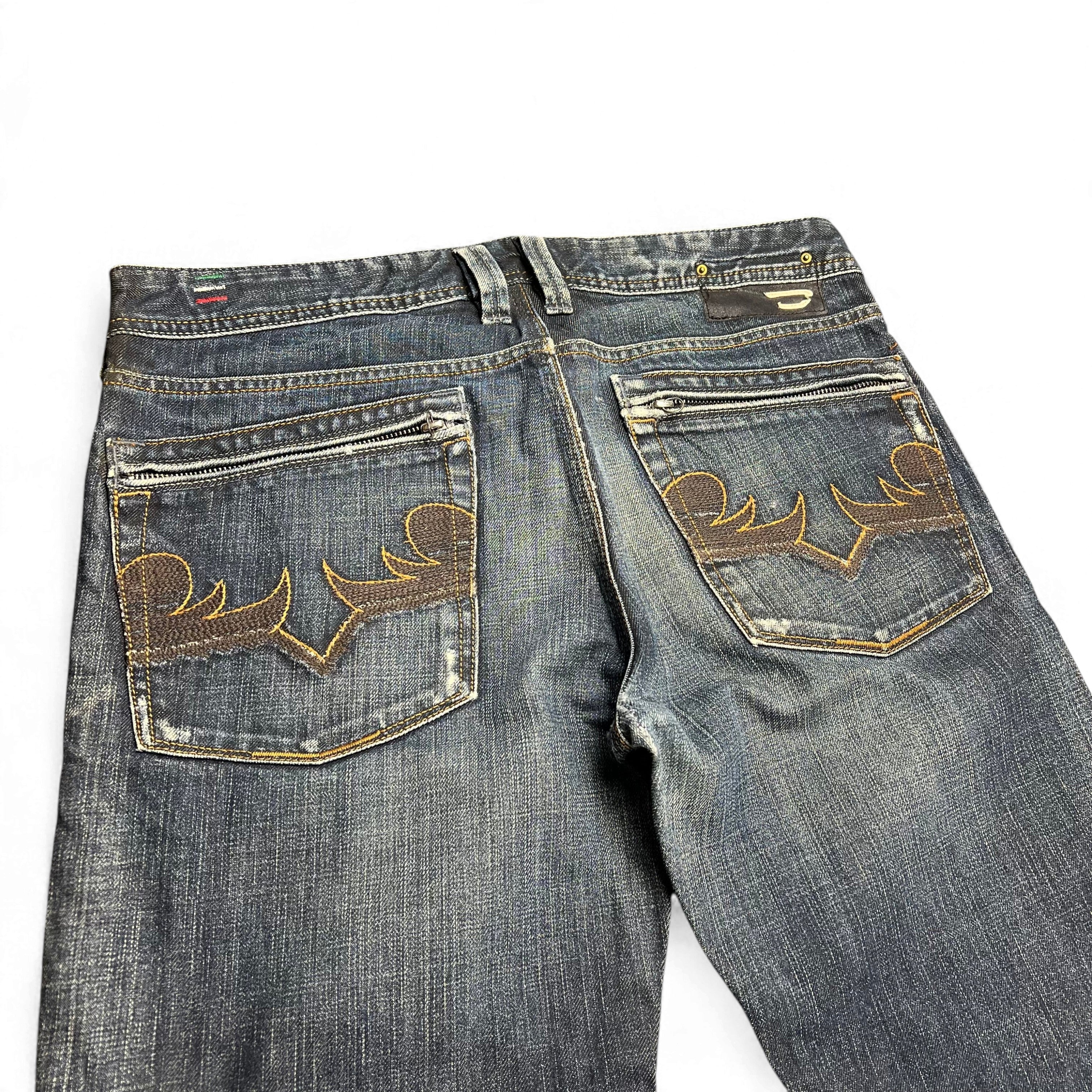 TWC Vintage Diesel Yarik Straight Jeans in blauem Denim mit auffälliger brauner Stickerei auf den Gesäßtaschen