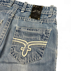 TWC Vintage Rock Revival Baggy Jeans in hellblauem Denim mit markantem Stickerei-Detail auf der Gesäßtasche