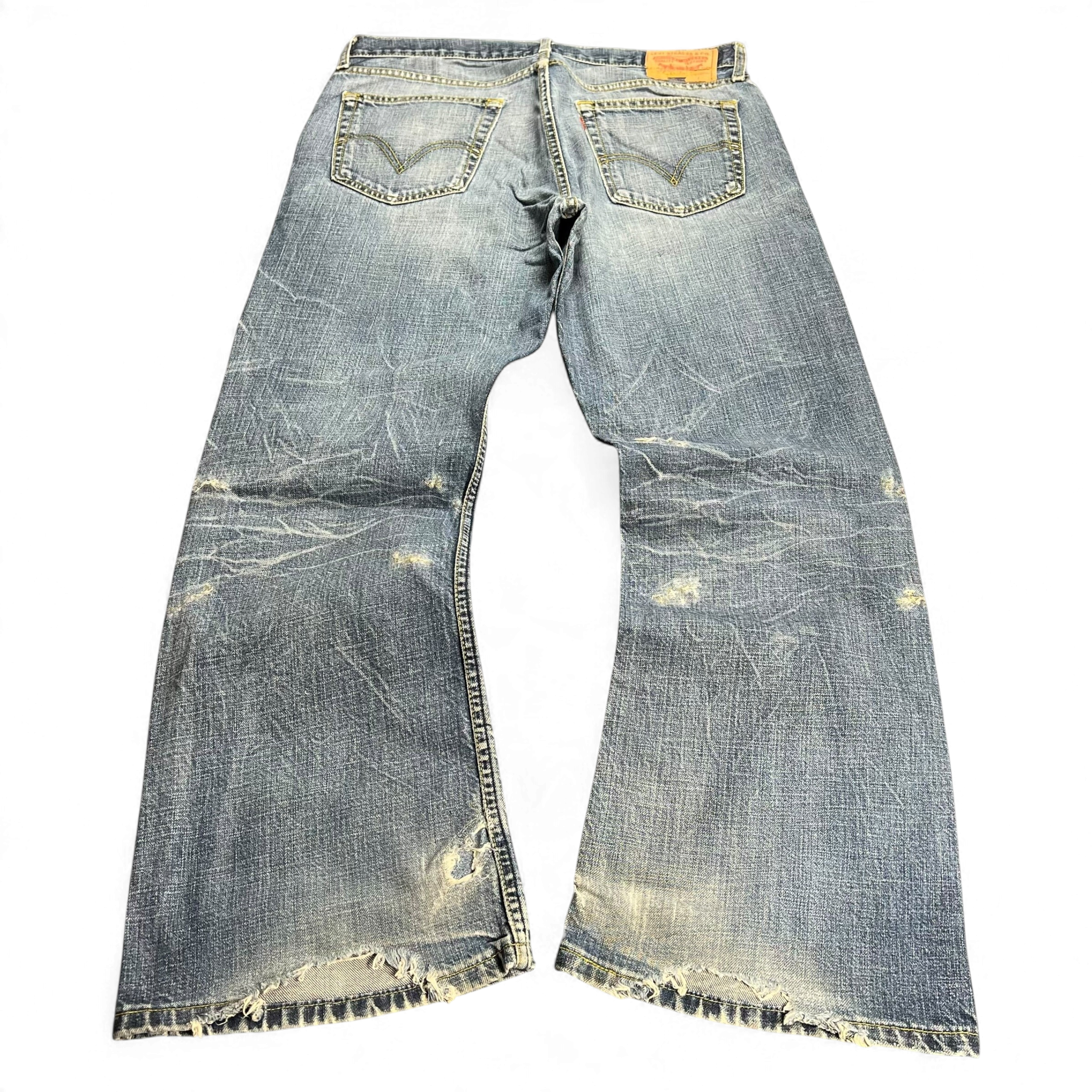 TWC Vintage Levi’s 527 Bootcut Jeans in verwaschenem Blau mit Distressed-Details und ausgefransten Säumen