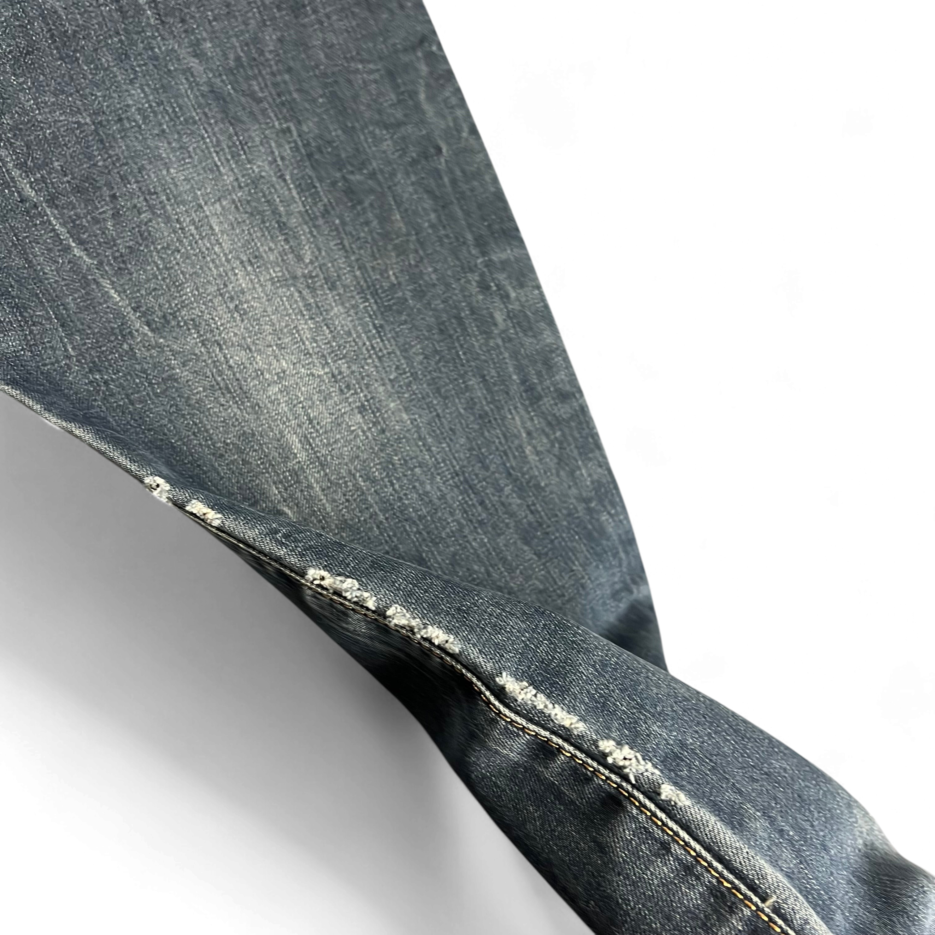 TWC Vintage Armani Jeans mit geradem Schnitt in verwaschenem Dunkelblau und dezenten Distressed-Details am Saum