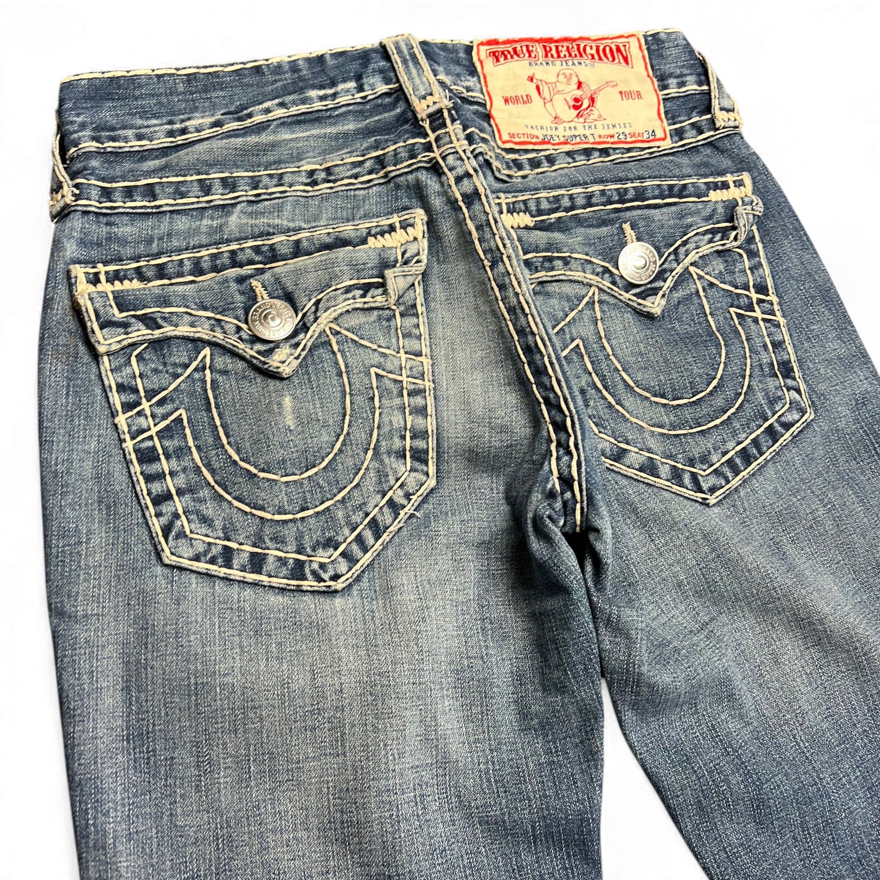 TWC Vintage True Religion Joey Super T Bootcut Jeans in blau mit markanten hellen Kontrastnähten und Gesäßtaschen