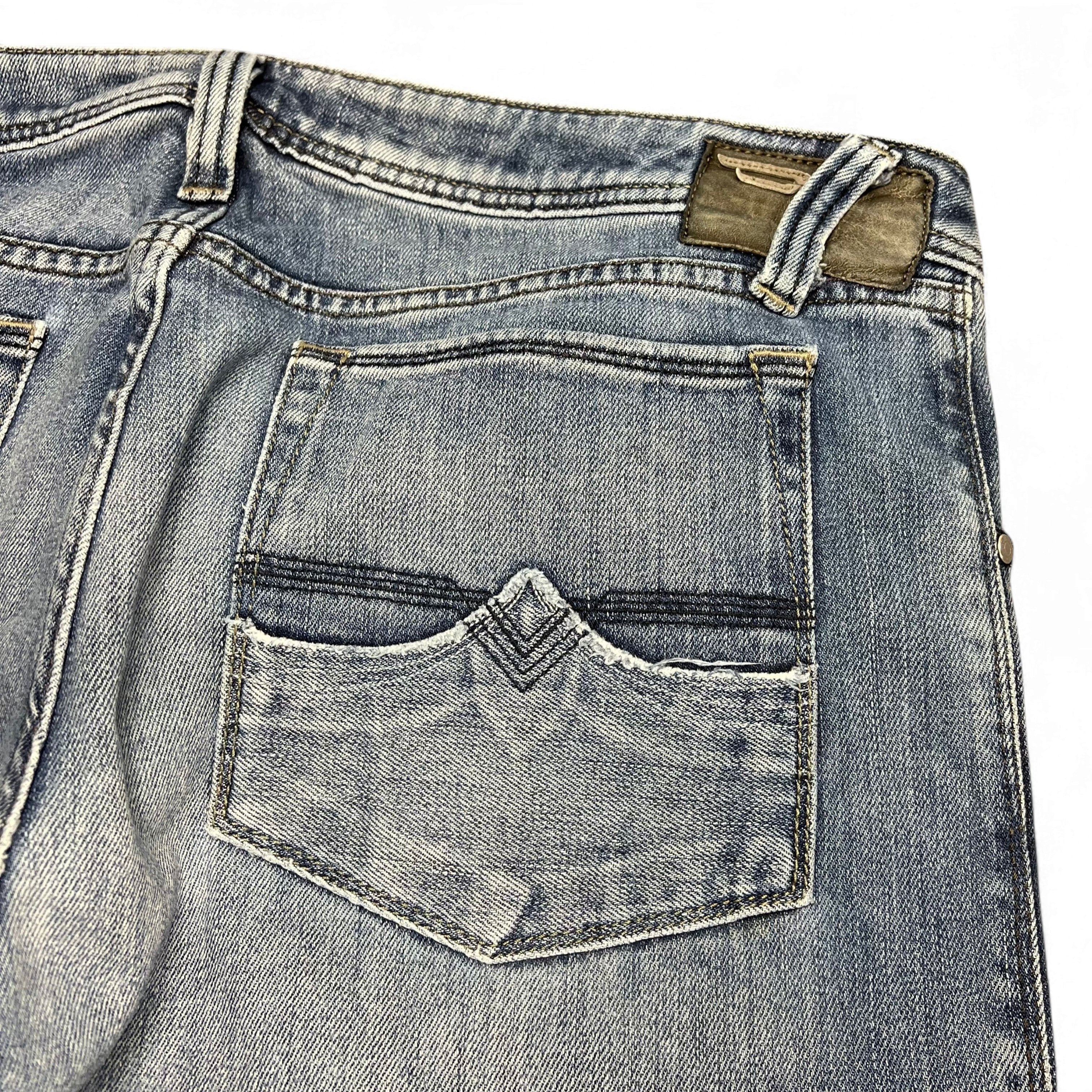 TWC Vintage Diesel Zaf Bootcut Jeans in verwaschenem Blau mit markanter Gesäßtaschen-Stickerei und Leder-Patch