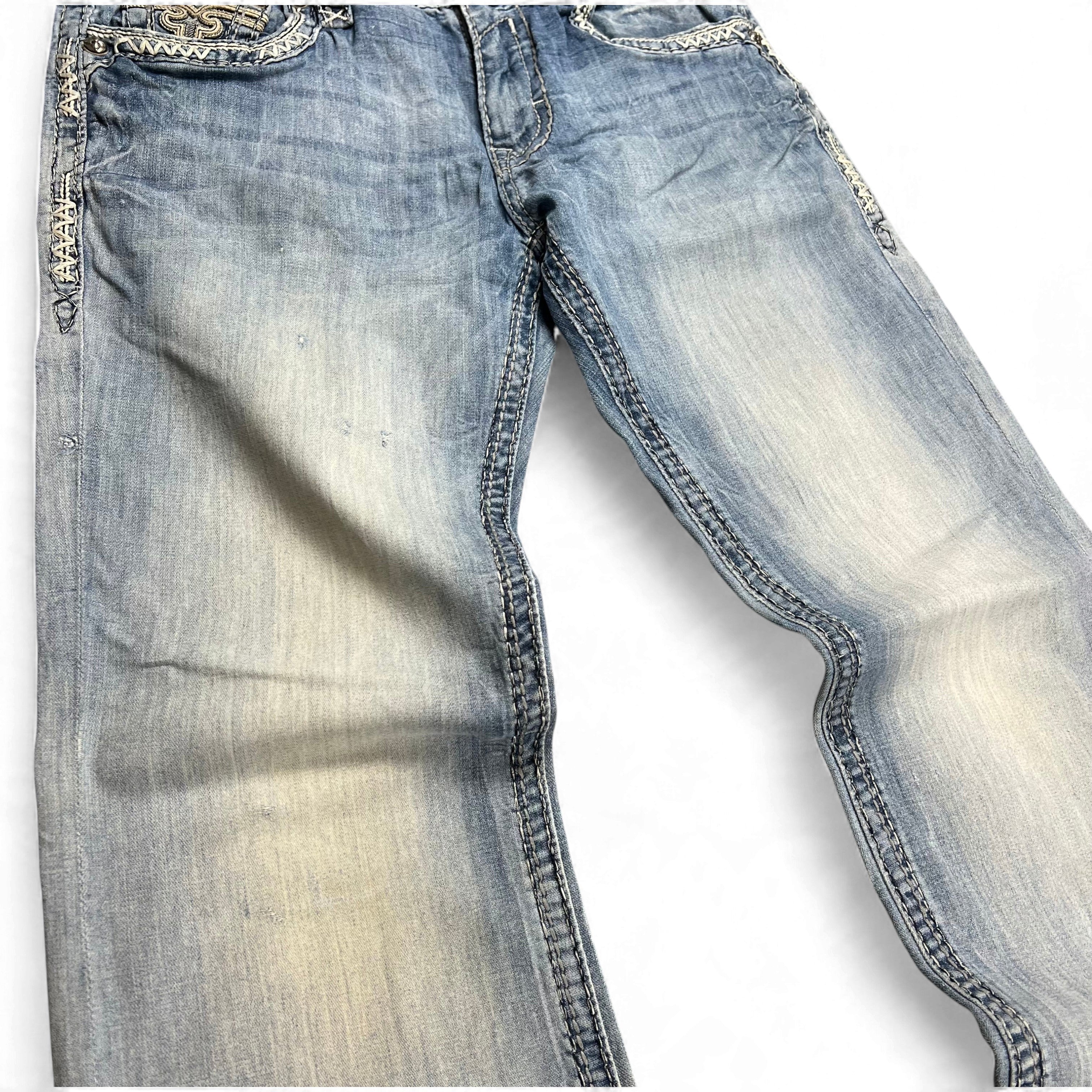 TWC Vintage Rock Revival Bootcut Jeans in hellblauem Denim mit aufwendigen Stickereien an den Taschen