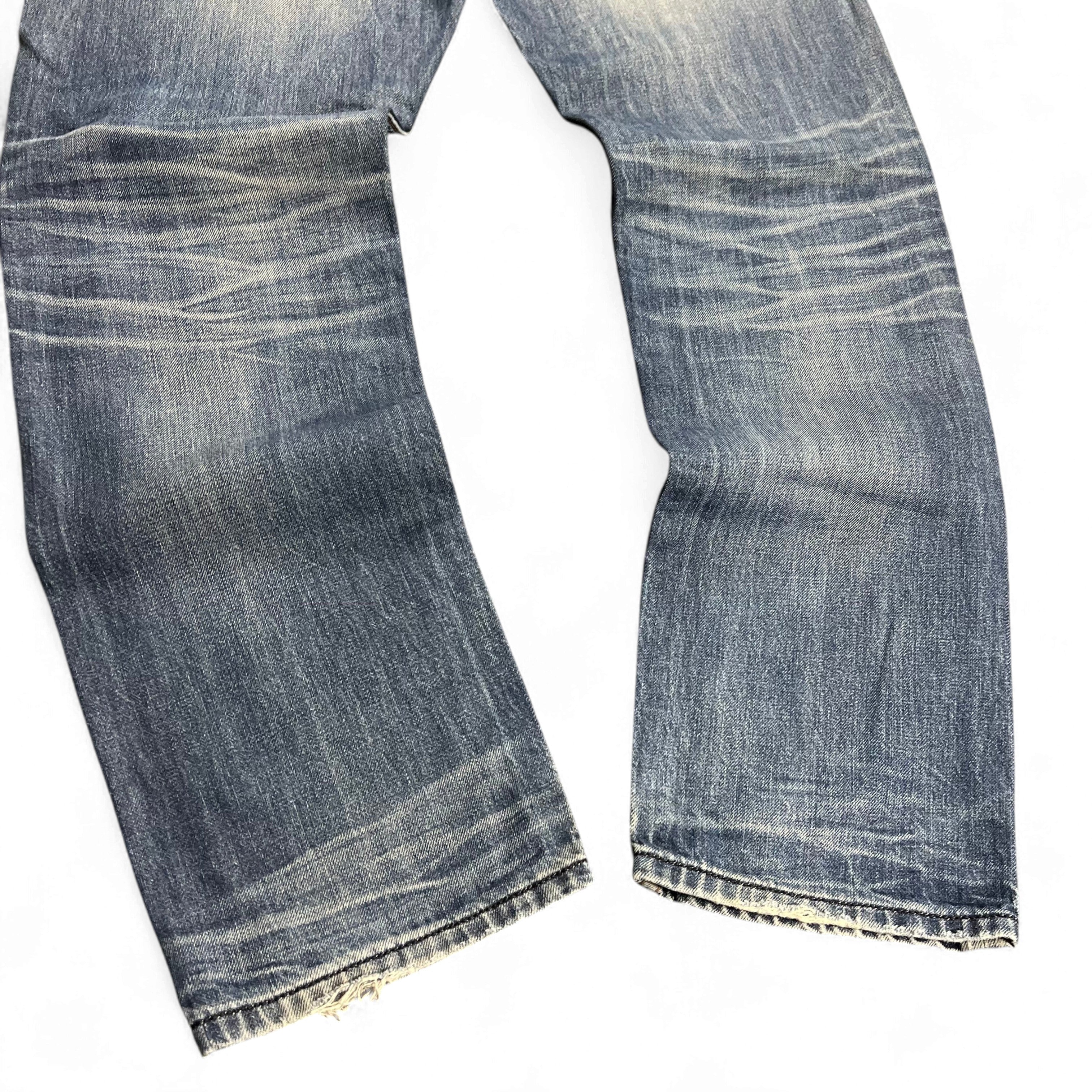 TWC Vintage Diesel Straight Jeans in verwaschenem Blau mit authentischen Tragespuren und ausgefransten Beinabschlüssen