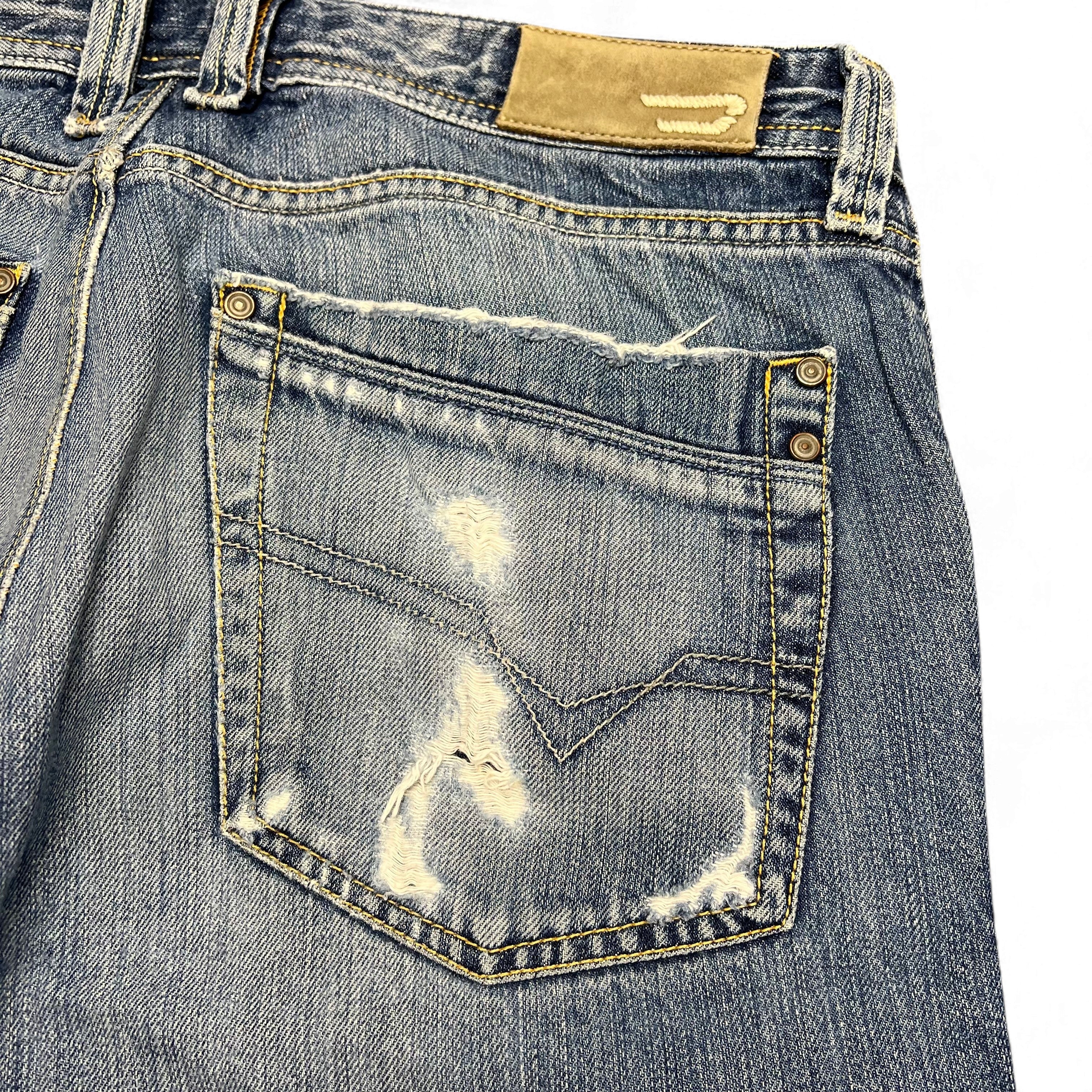 TWC Vintage Diesel Bootcut Jeans in blauem Denim mit Distressed-Details und Leder-Patch an der Rückseite