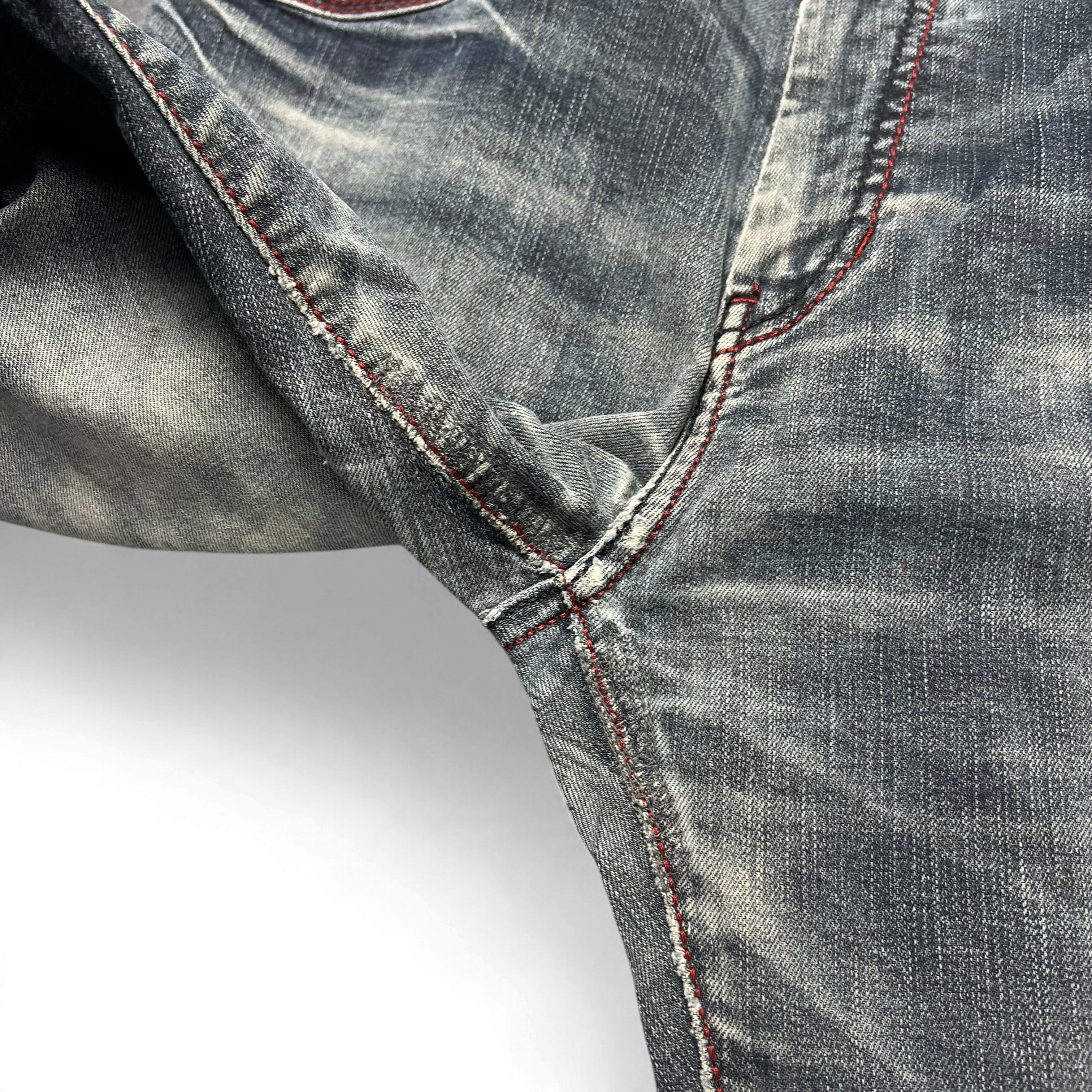 TWC Vintage Evisu KC Straight Jeans mit verwaschenem Denim und markanten roten Kontrastnähten im Schrittbereich