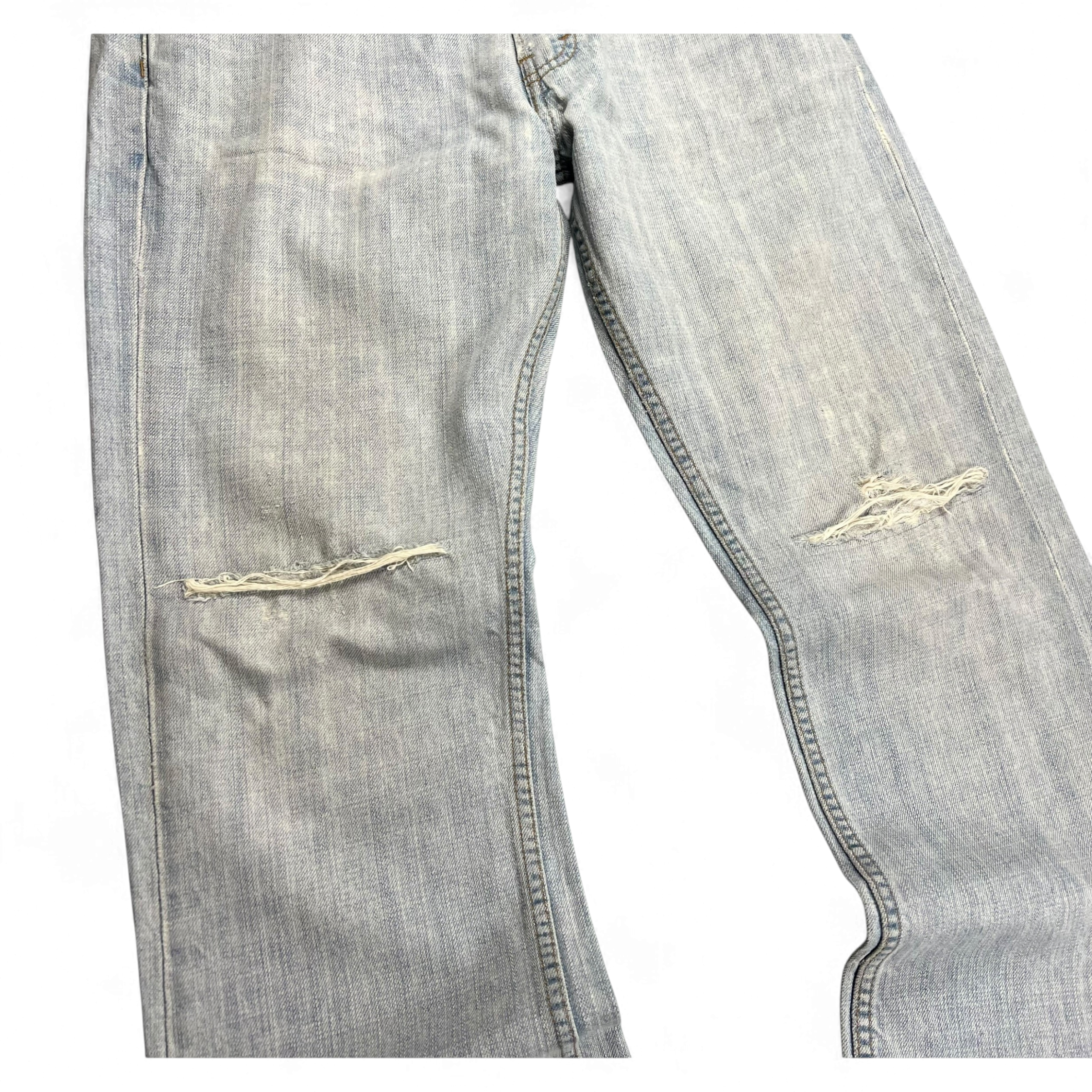TWC Vintage Levi’s 527 Bootcut Jeans in hellblauem Denim mit Distressed-Details an den Knien