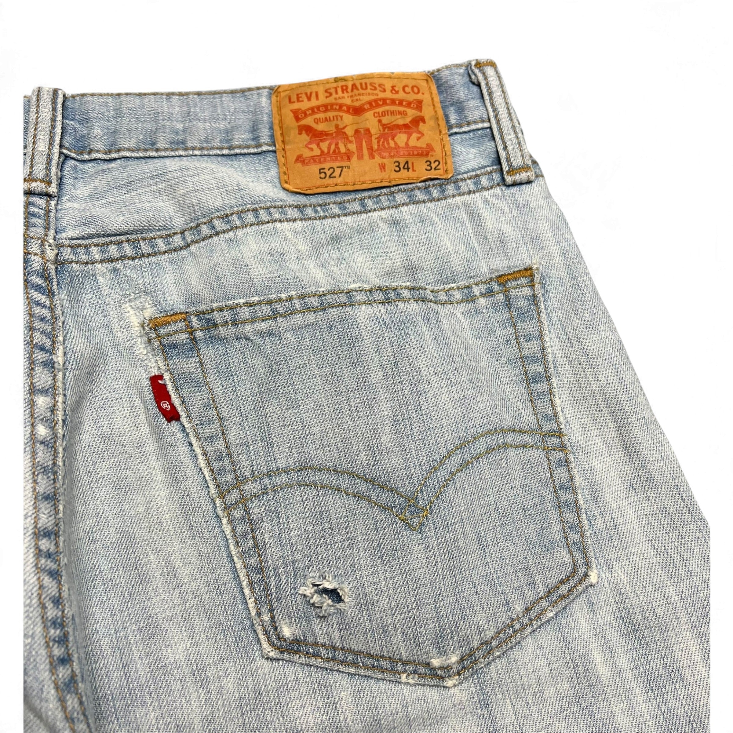 TWC Vintage Levi’s 527 Bootcut Jeans in hellblauem Denim mit Lederpatch und dezenter Distressed-Optik an der Tasche