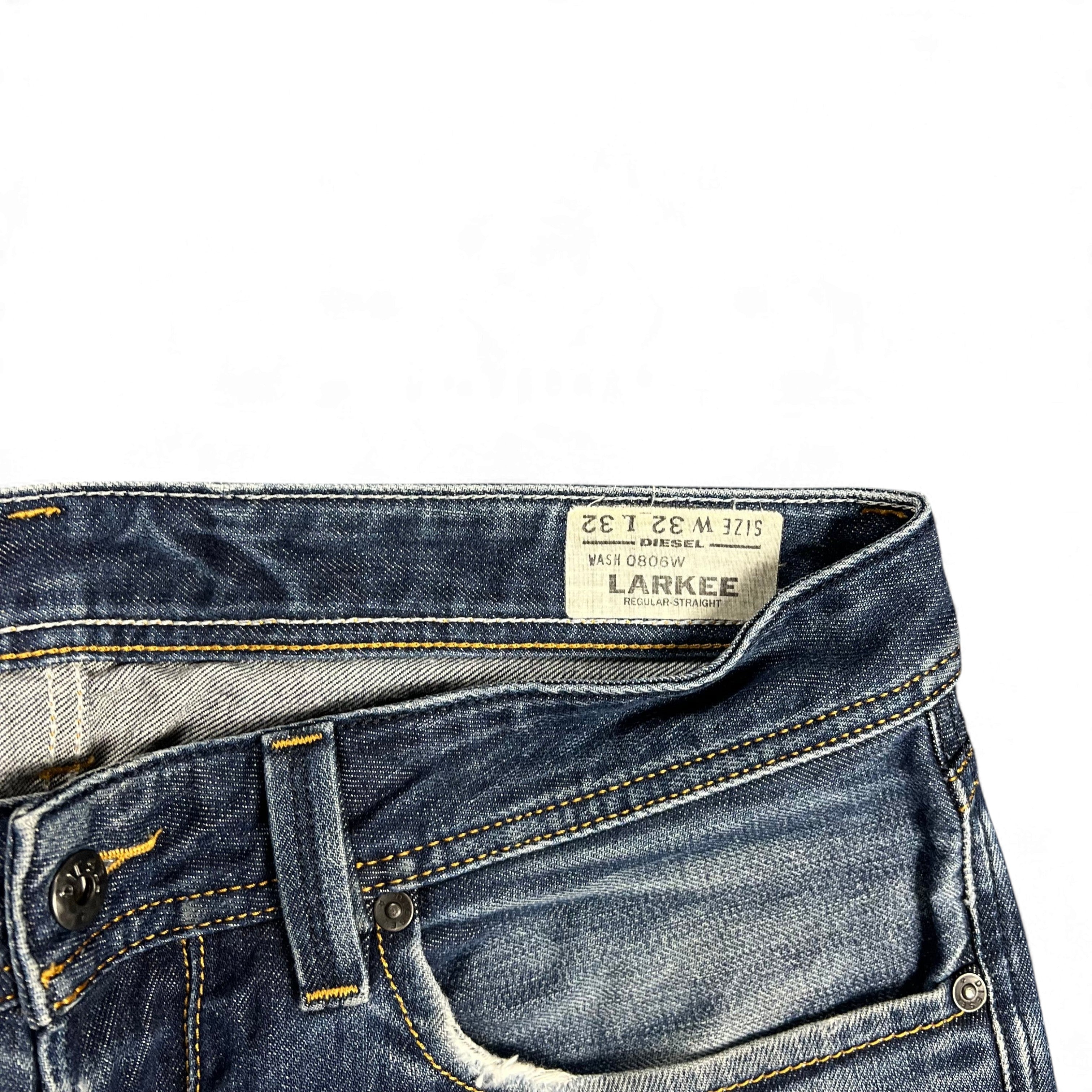 TWC Vintage Diesel Larkee Jeans mit geradem Schnitt in verwaschenem Blau und Label-Patch am Bund