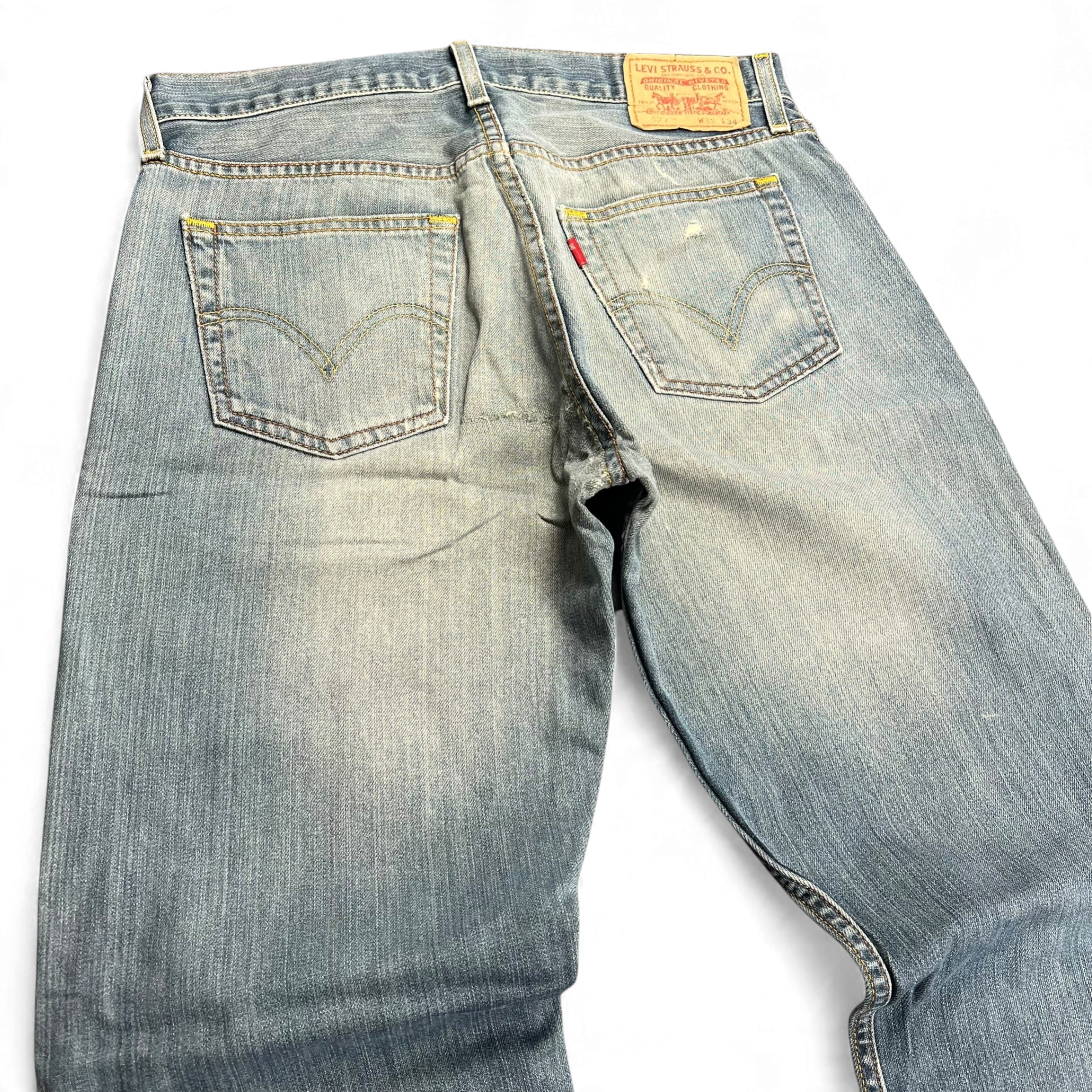 TWC Vintage Levi’s 527 Bootcut Jeans in hellblauer Waschung mit klassischem Lederpatch und Gesäßtaschen