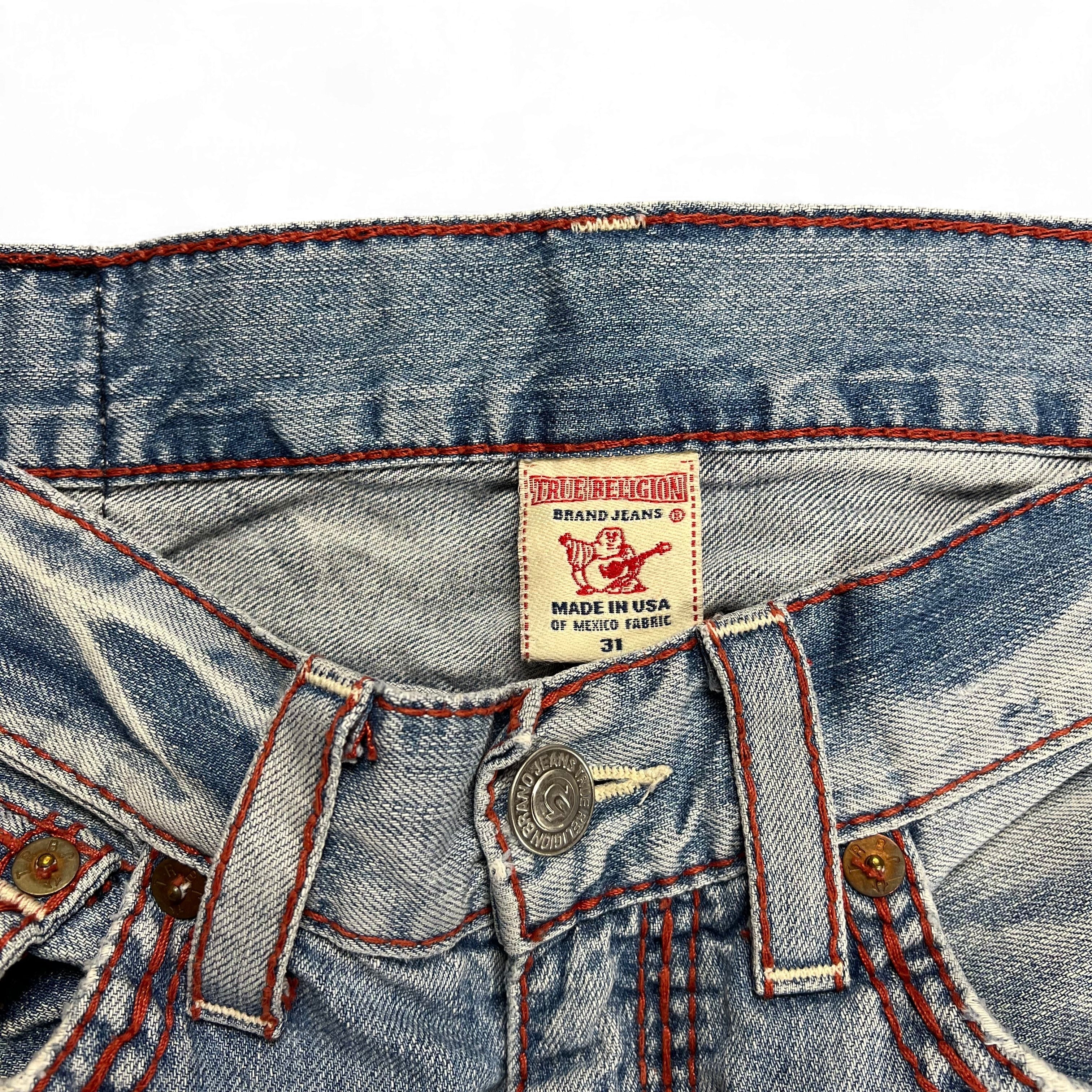 TWC Vintage True Religion Straight Jeans mit blauer Waschung und markanten roten Kontrastnähten am Bund