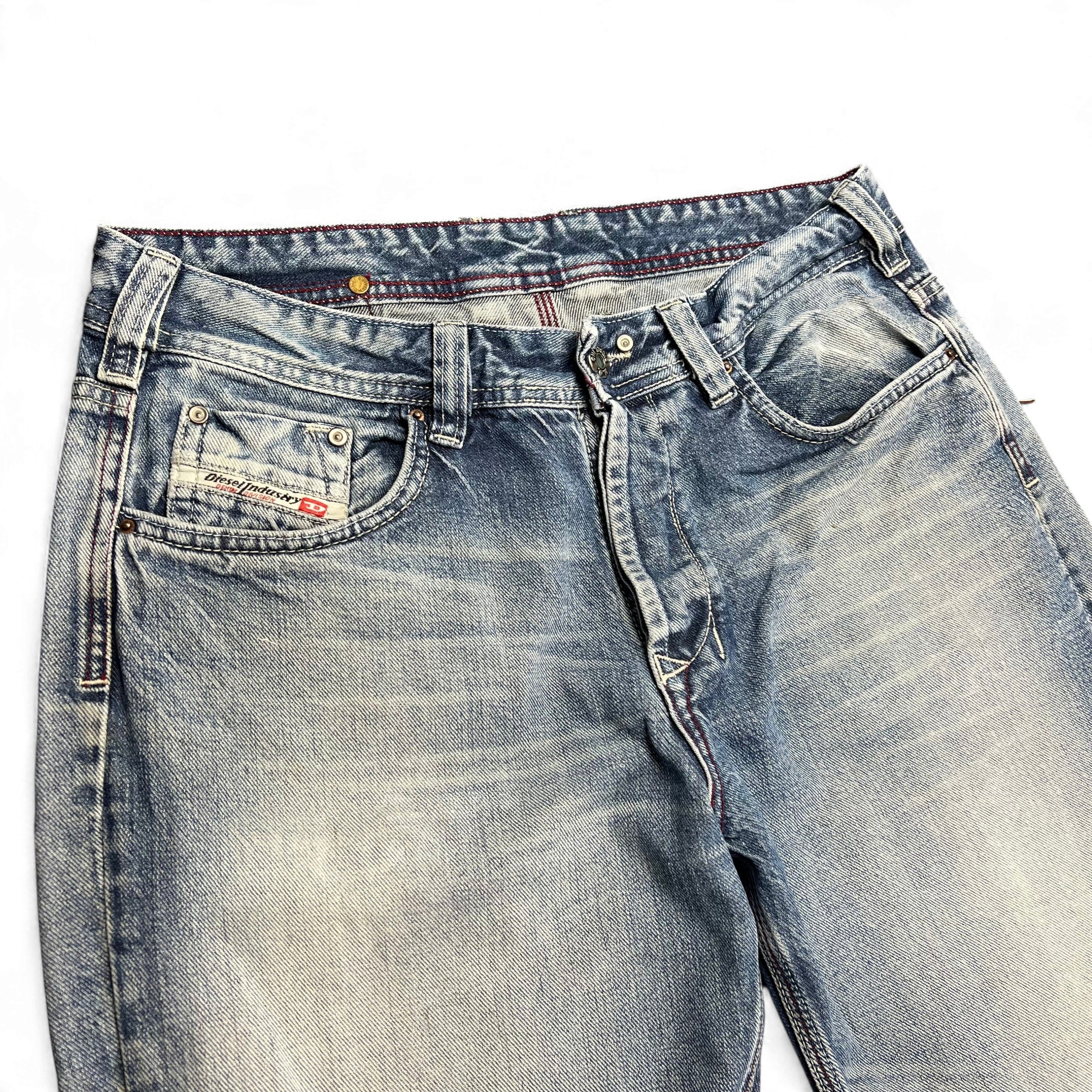 TWC Vintage Diesel Bootcut Jeans in verwaschenem Blau mit klassischem Five-Pocket-Design und Vintage-Waschung