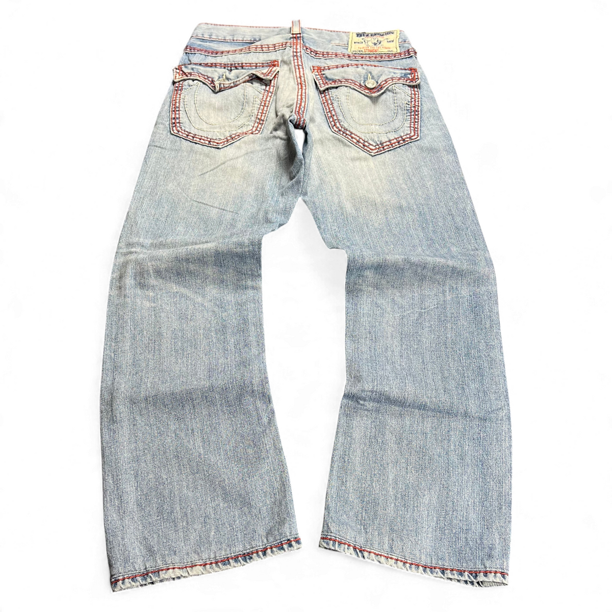 TWC Vintage True Religion Straight Jeans in hellblauem Denim mit markanten roten Kontrastnähten und Gesäßtaschen