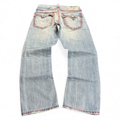 TWC Vintage True Religion Straight Jeans in hellblauem Denim mit markanten roten Kontrastnähten und Gesäßtaschen