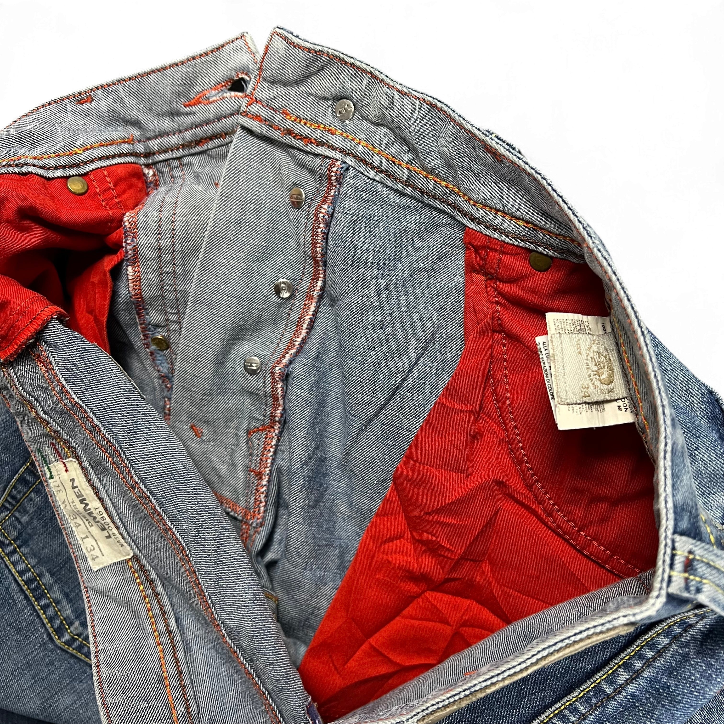 TWC Vintage Diesel Lemmen Straight Jeans mit blauer Waschung, Knopfleiste und auffälligem rotem Innenfutter