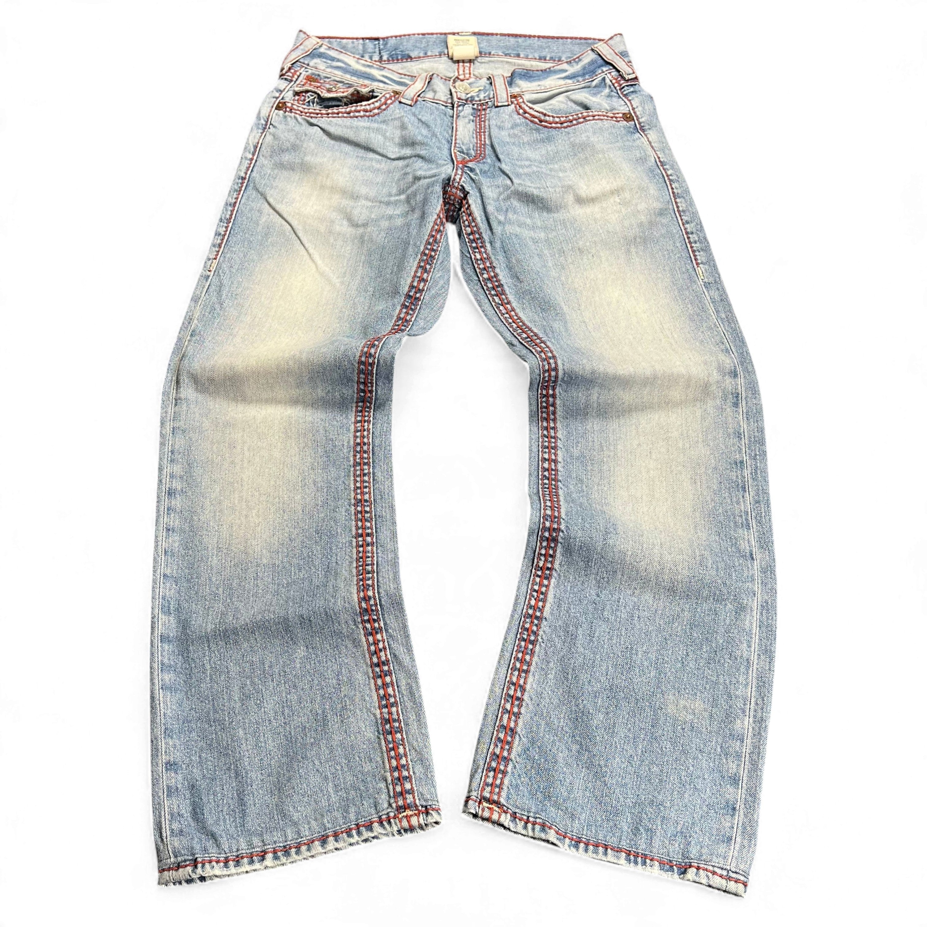 TWC Vintage True Religion Straight Jeans in hellblauem Denim mit markanten roten Kontrastnähten im Vintage-Stil