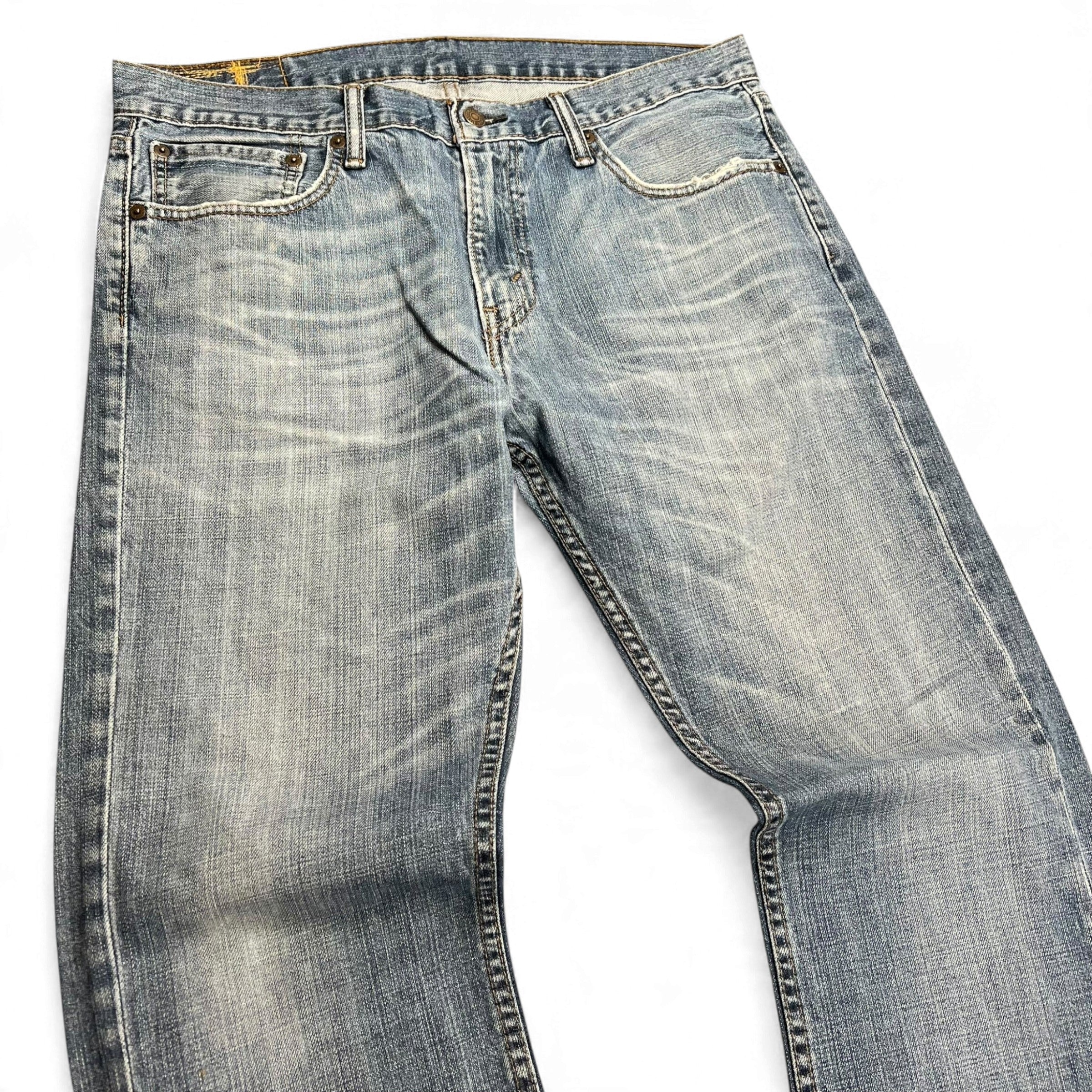 TWC Vintage Levi’s 527 Bootcut Jeans in hellblauem Denim mit Used-Optik und klassischem Five-Pocket-Design