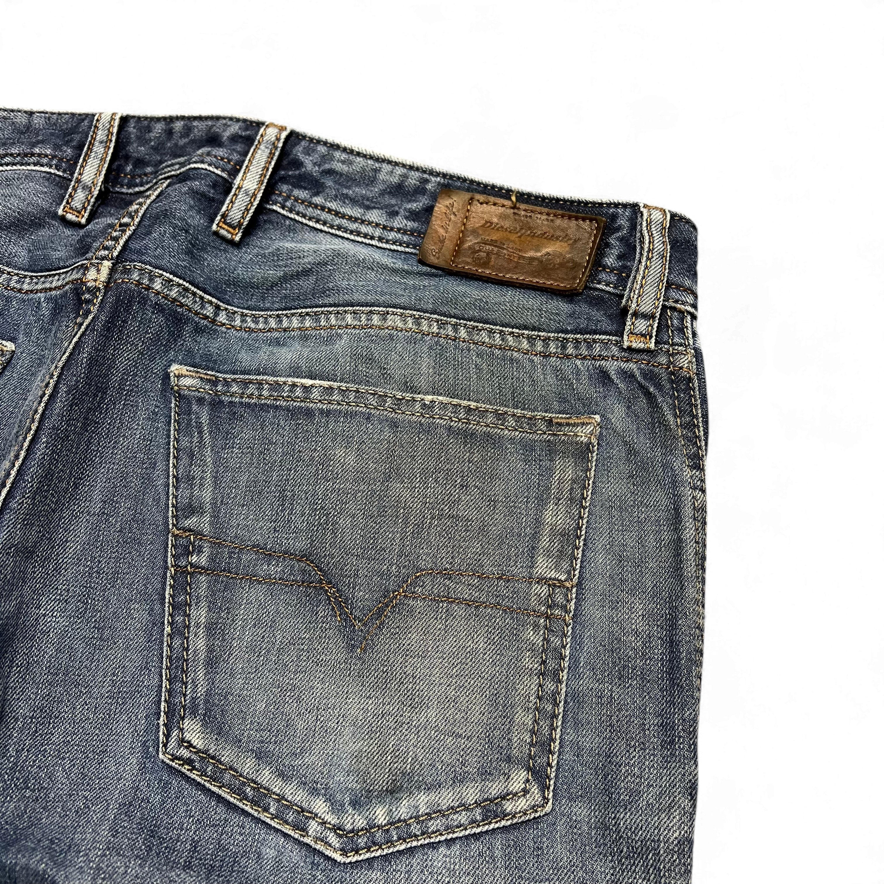 TWC Vintage Diesel Waykee Straight Jeans in verwaschenem Blau mit Leder-Label und Gesäßtasche
