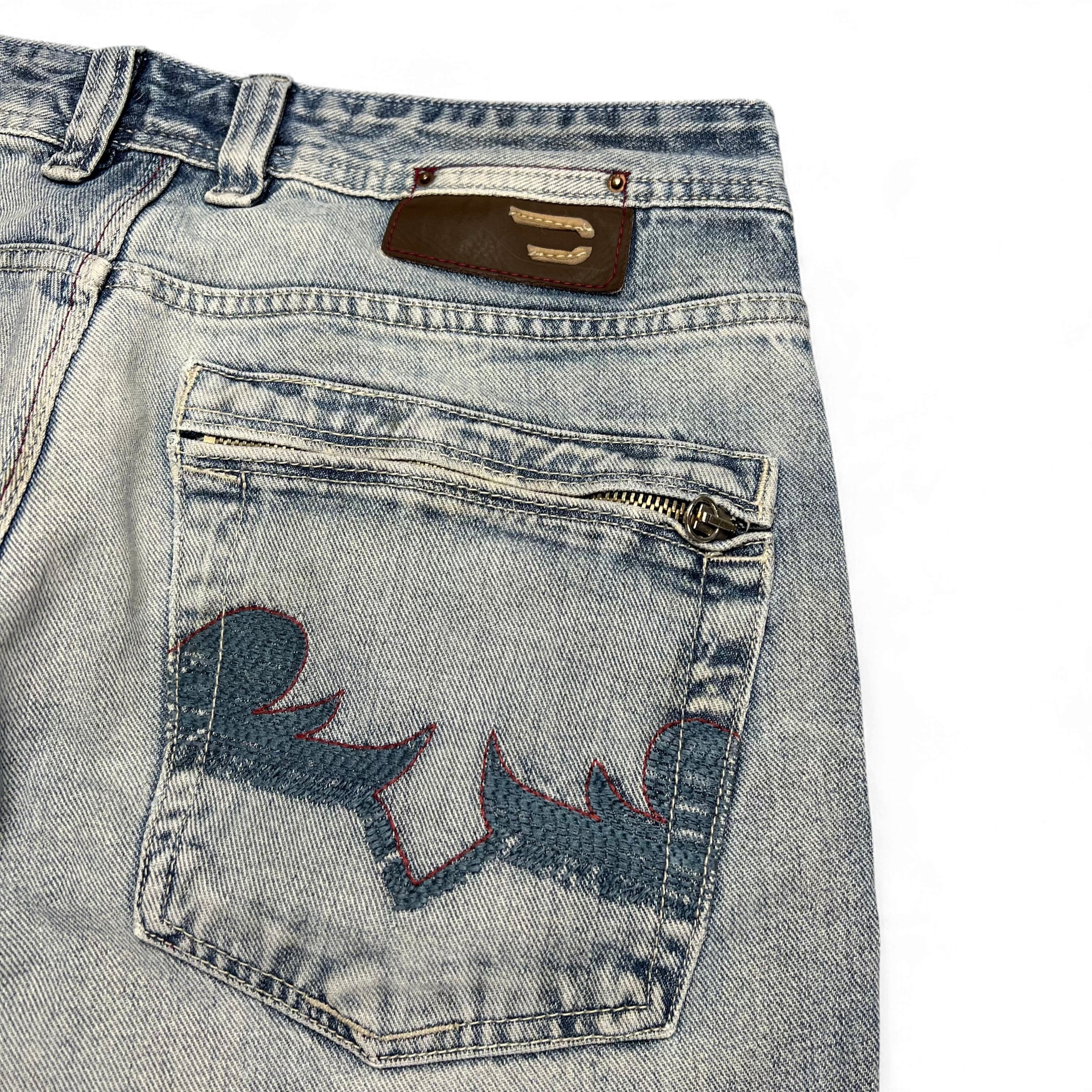 TWC Vintage Diesel Bootcut Jeans in hellblauem Denim mit Reißverschlusstasche und gesticktem Detail auf der Rückseite