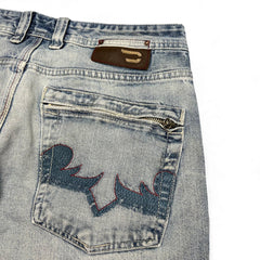 TWC Vintage Diesel Bootcut Jeans in hellblauem Denim mit Reißverschlusstasche und gesticktem Detail auf der Rückseite