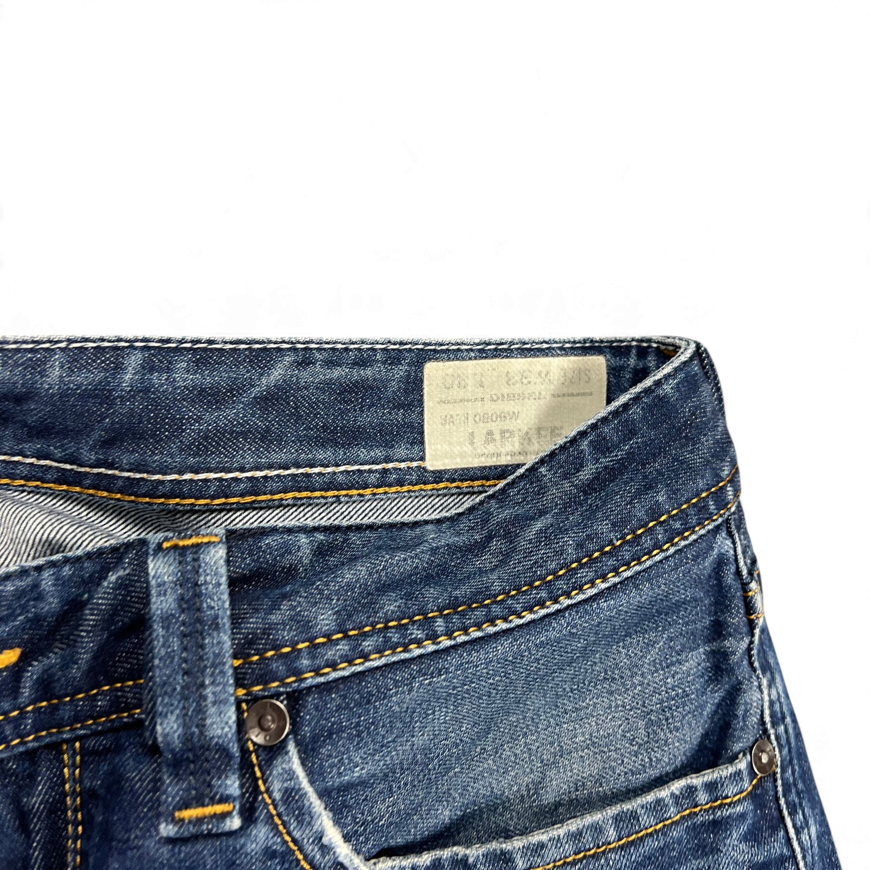 TWC Vintage Diesel Larkee Straight Jeans in Dunkelblau mit Kontrastnähten und Markenlabel am Bund