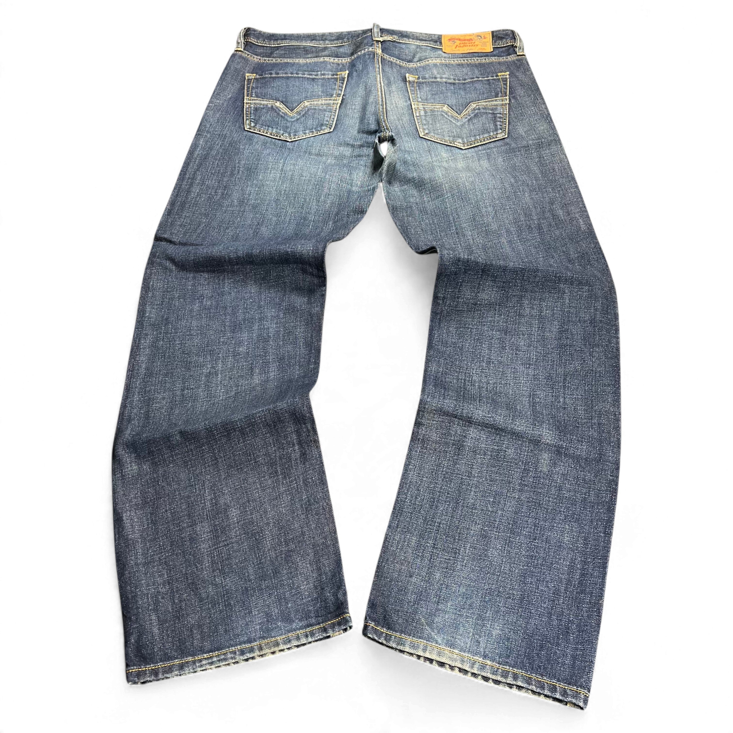 TWC Vintage Diesel Larkee Straight Jeans in blauem Denim mit klassischer Waschung und Gesäßtaschen-Details