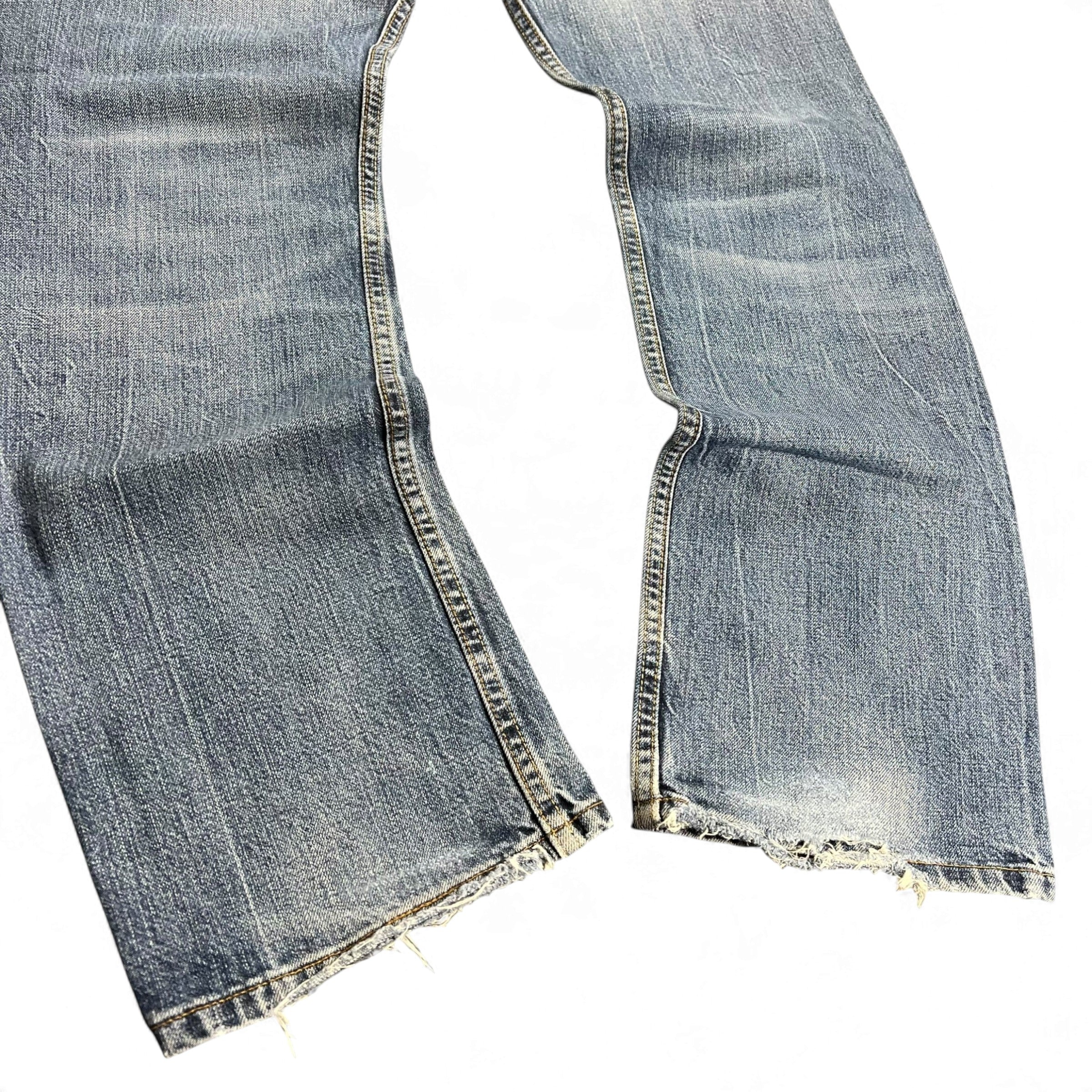 TWC Vintage Levi’s 506 Straight Jeans in verwaschenem Blau mit ausgefransten Beinabschlüssen