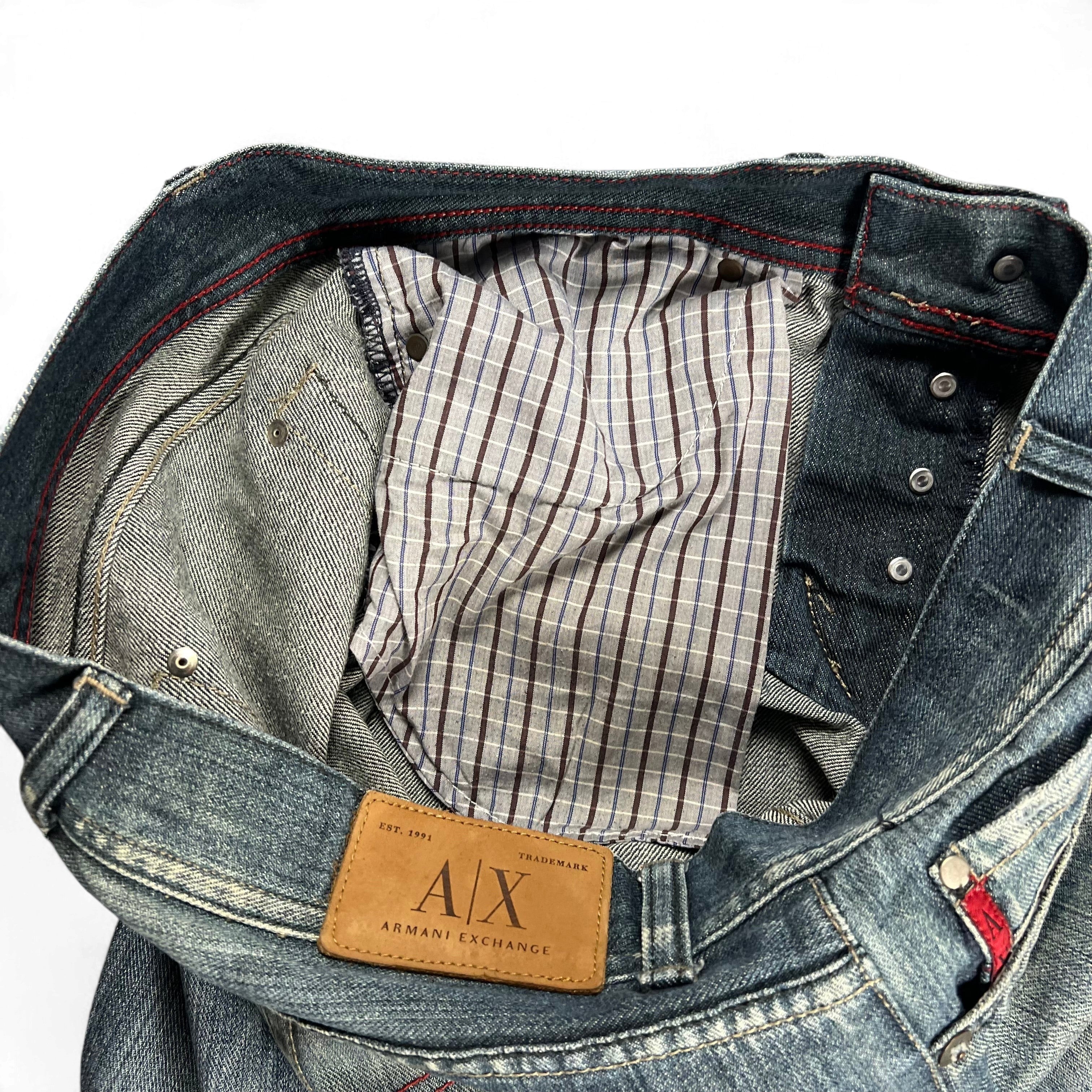 TWC Vintage Armani Exchange Jeans mit verwaschenem Denim, braunem Lederpatch und gestreiftem Innenfutter