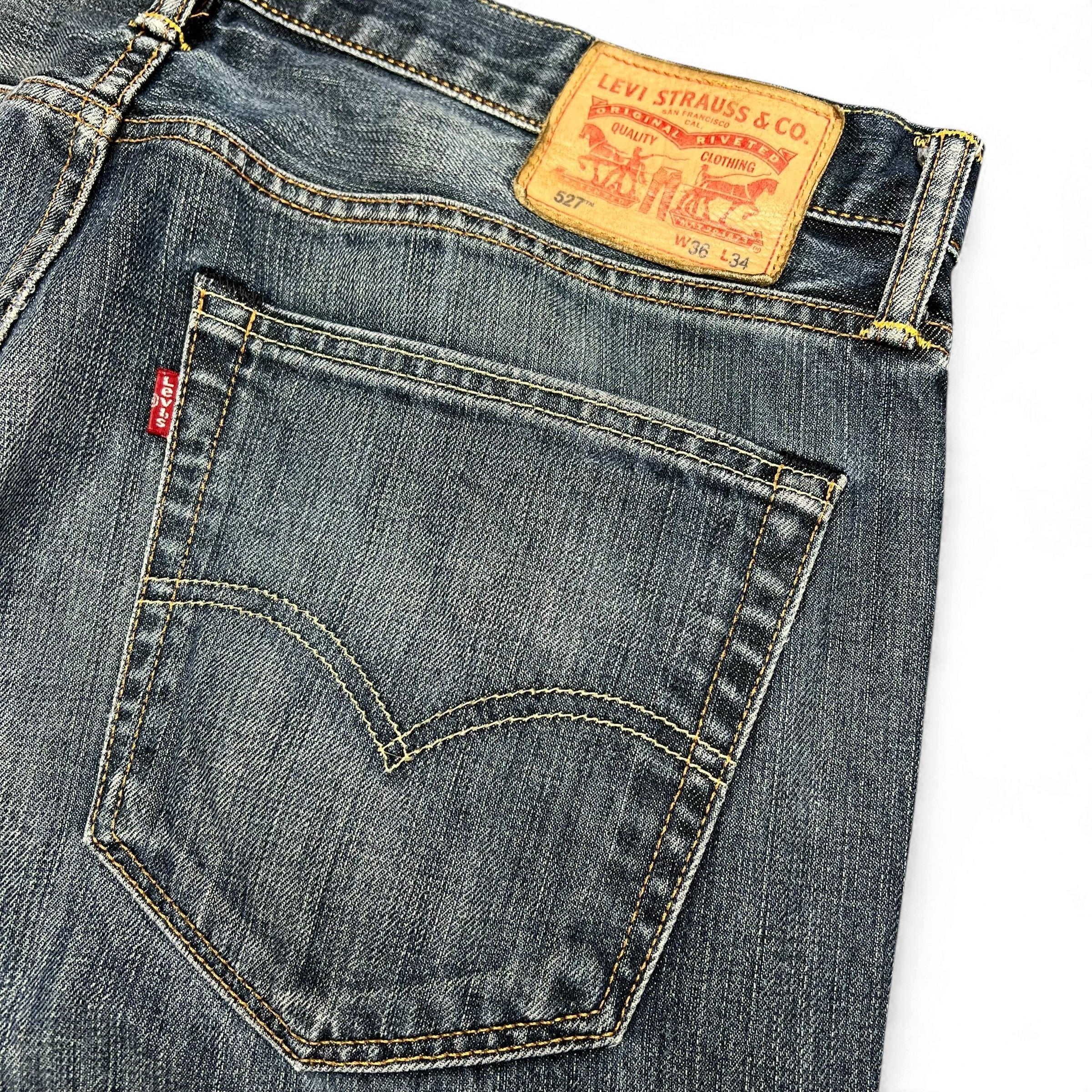 TWC Vintage Levi's 527 Bootcut Jeans in blauem Denim mit klassischem Lederpatch und Gesäßtasche