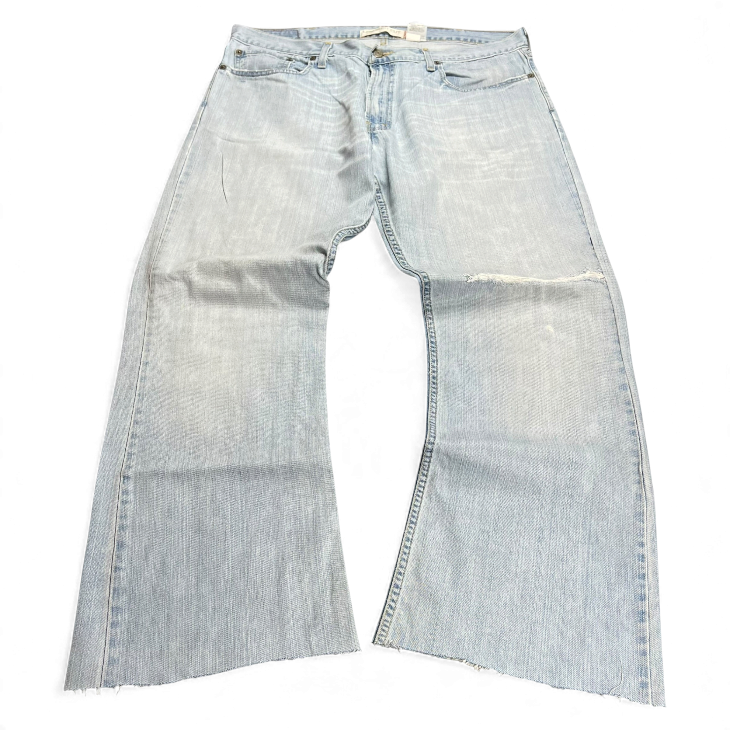 TWC Vintage Levi’s 527 Bootcut Jeans in hellblauem Denim mit ausgefranstem Saum und Used-Look