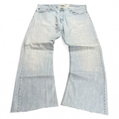 TWC Vintage Levi’s 527 Bootcut Jeans in hellblauem Denim mit ausgefranstem Saum und Used-Look
